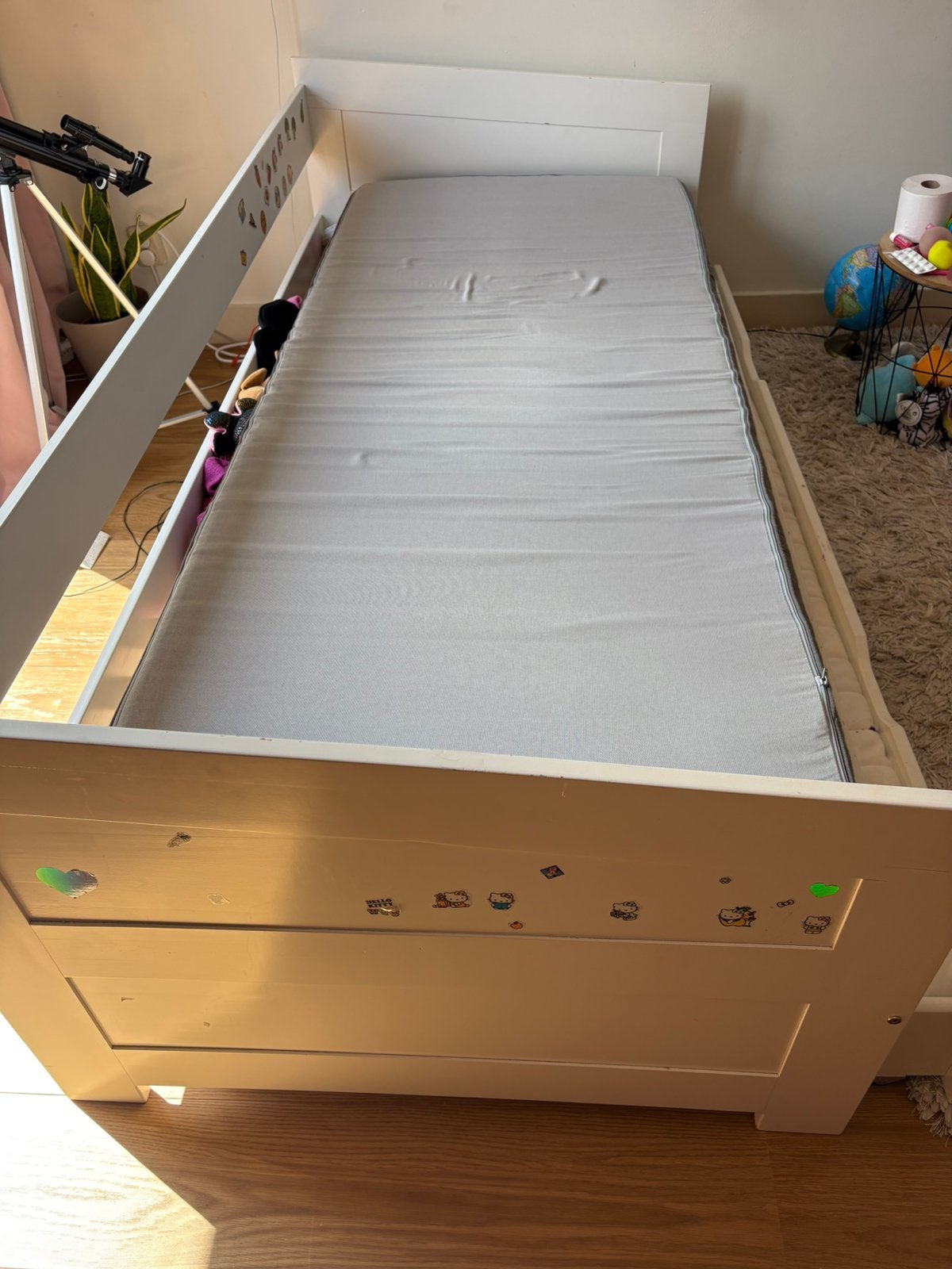 Wit houten bed met lattenbodem en lade voor extra matras, Ophalen, Gebruikt, 90 cm, Eenpersoons
