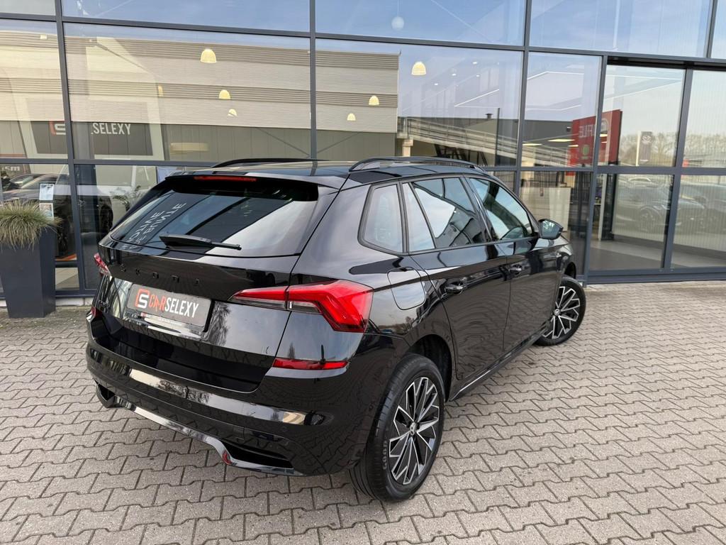 Skoda Kamiq 1.0 TSI Automaat Monte Carlo *Panorama*, Auto's, 12 maanden, Gebruikt, Parkeersensor, Zwart