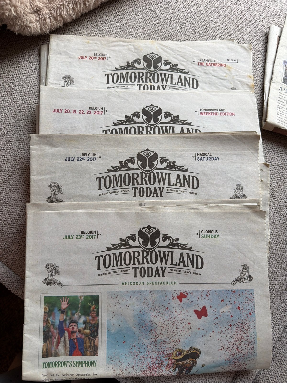 Tomorrowland Today kranten 2017 - Complete set, Ophalen of Verzenden, Zo goed als nieuw, Krant