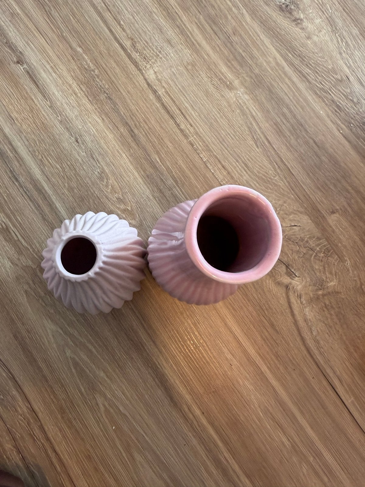 Set van 2 roze vazen: geribbeld design, Ophalen