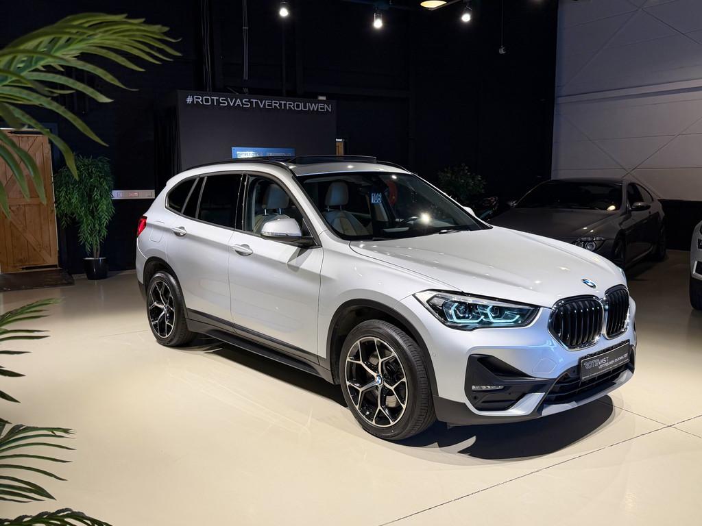 BMW X1 xDrive25e LED|Pano|Leer|ACC|Trekhaak! Zilver, Auto's, BMW, Gebruikt, Huisgarantie, Met garantie (alle), Leder