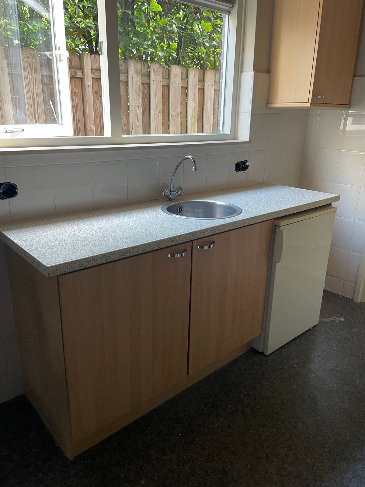 Compacte keuken met koelkast en spoelbak, Huis en Inrichting, Ophalen, Gebruikt, Bruin, Enkelwandige keuken