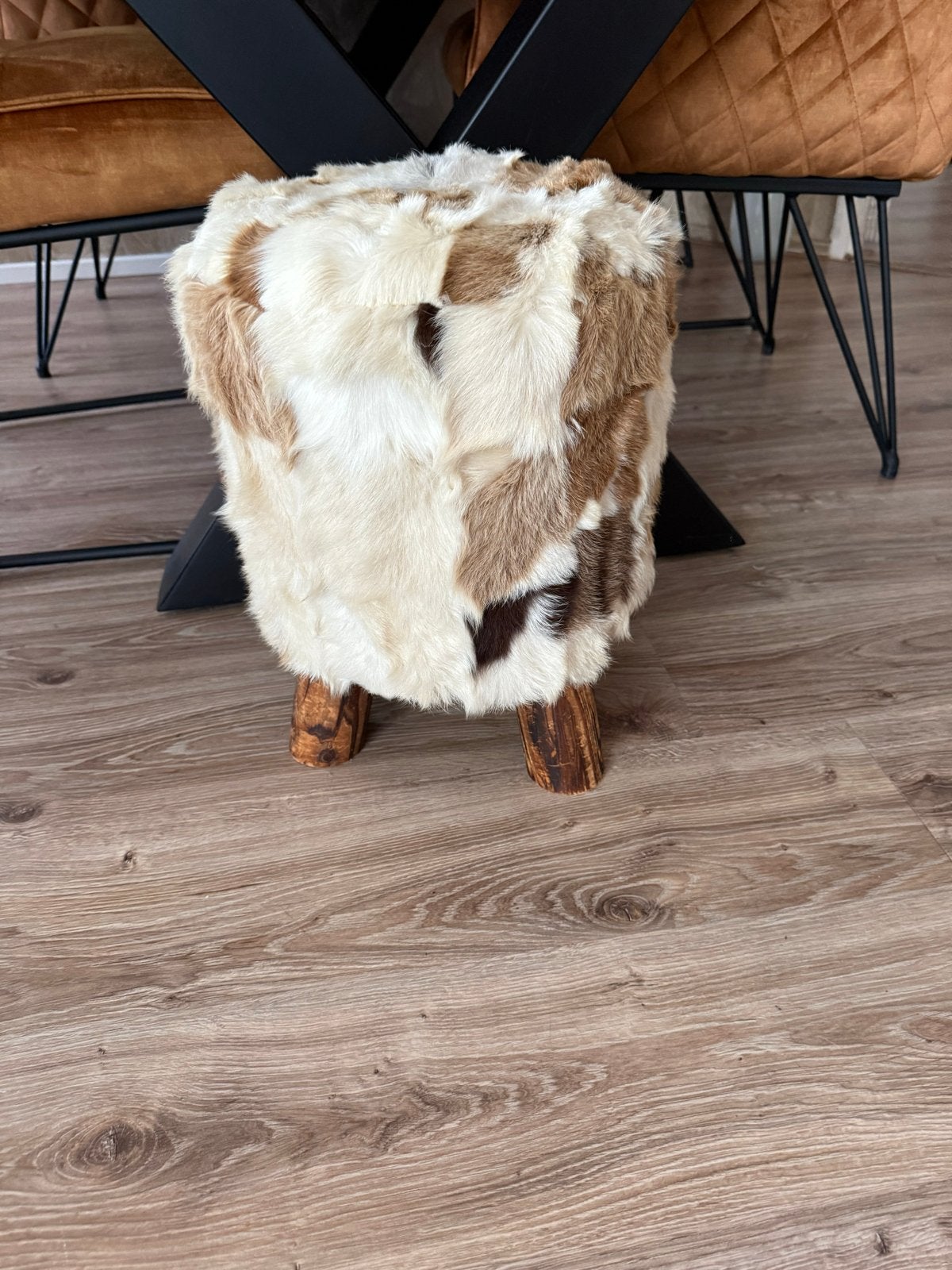 Decoratief krukje met vacht en houten poten, Huis en Inrichting, Ophalen, Gebruikt, Hout