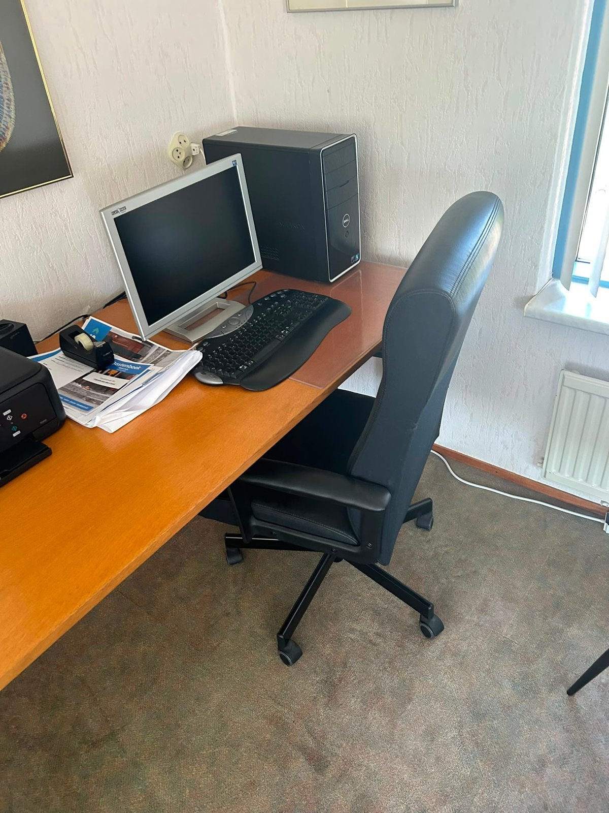 Stevig houten tafel ook als bureau te gebruiken, Huis en Inrichting, Bureaus, Ophalen, Gebruikt, Hout, Bruin