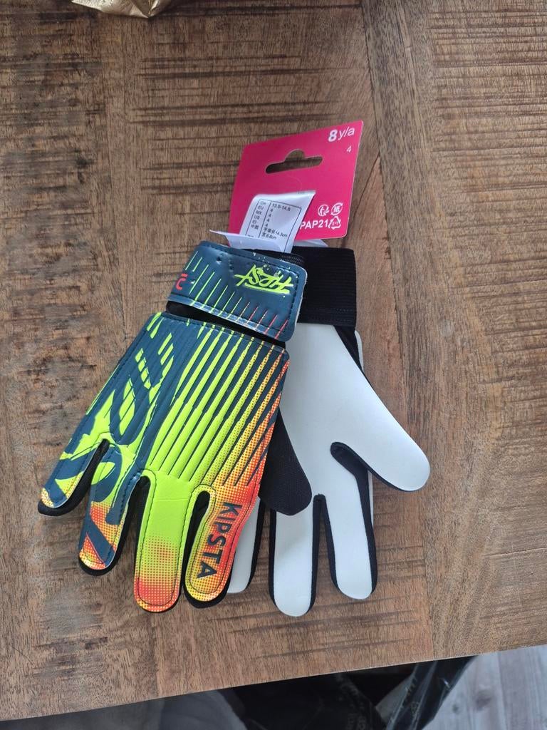 Nieuwe Kipsta keepershandschoenen maat 4 (8 jaar), Sport en Fitness, Voetbal, Ophalen of Verzenden, Nieuw, Handschoenen