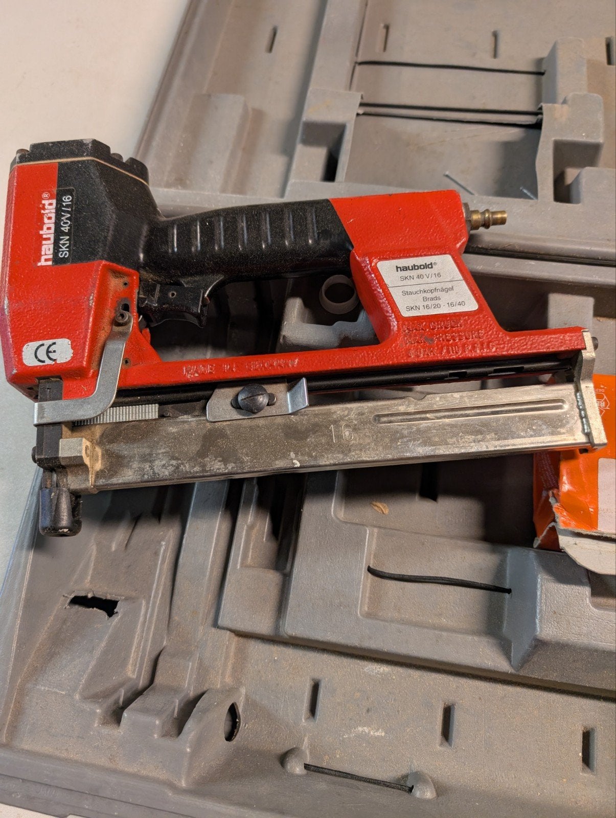 Haubold SKN 40 V/16 tacker met brads, Doe-het-zelf en Verbouw, Compressors, Gebruikt, ., Ophalen of Verzenden, Haubold