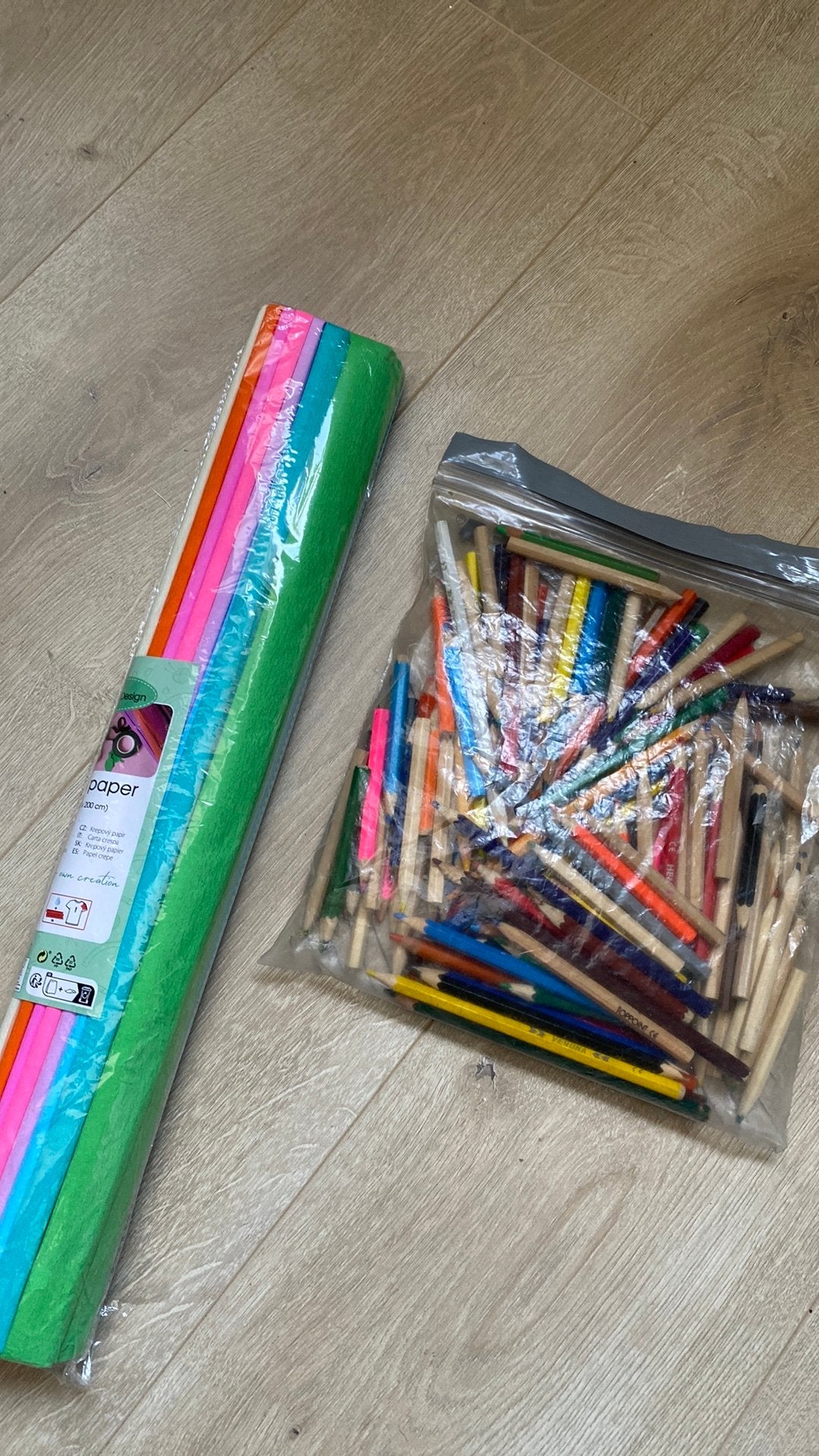 Crepepapier nieuw en kleurpotloden, Ophalen, Zo goed als nieuw