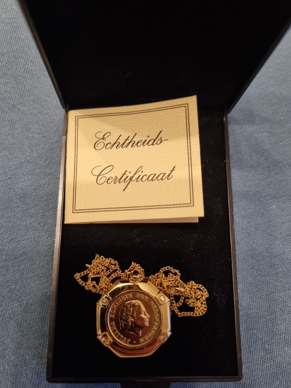 Gouden ketting met Juliana munt hanger en certificaat, Ophalen of Verzenden, Zo goed als nieuw, Met kristal, Goud