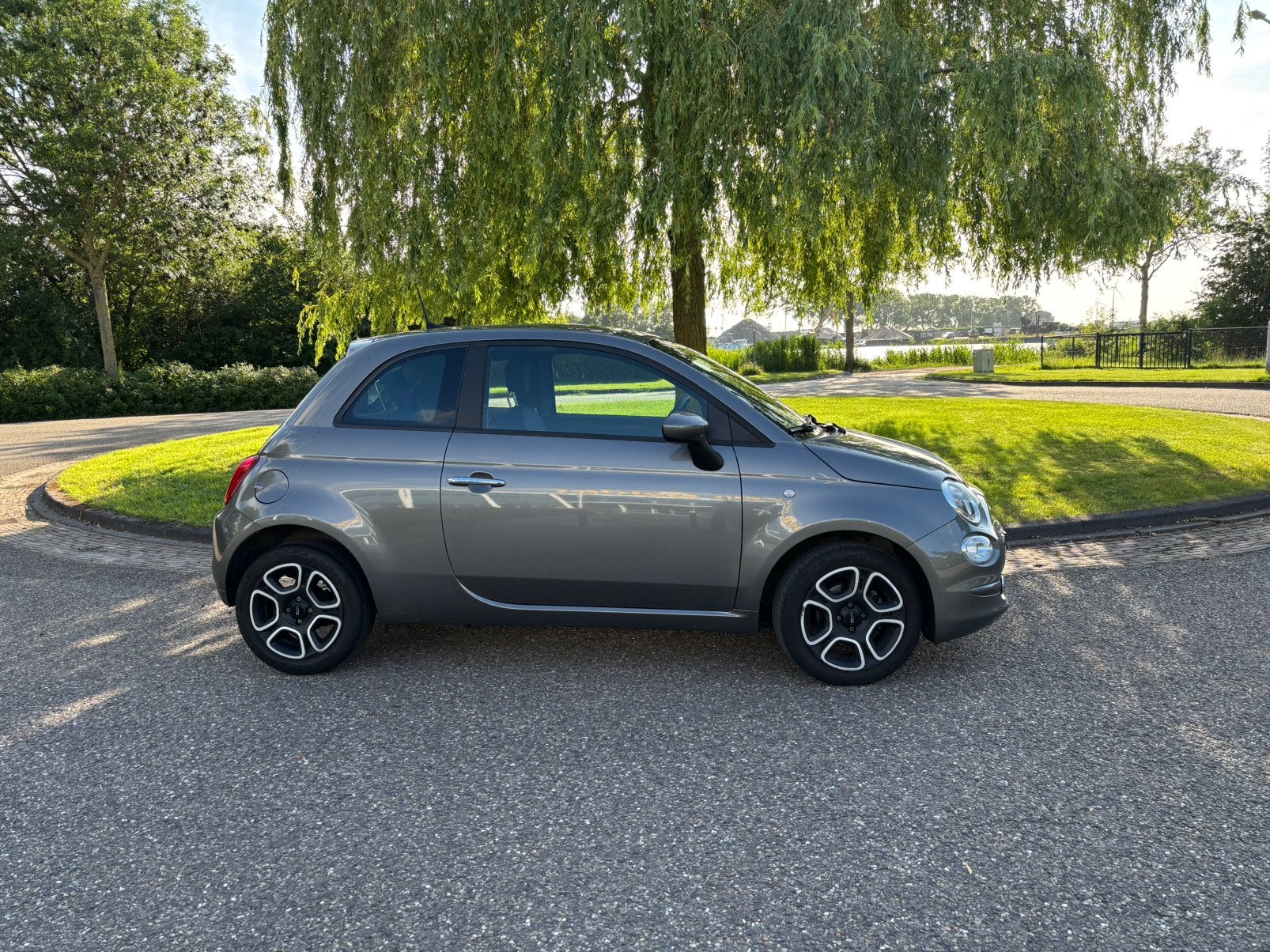 Fiat 500 1.0 70pk Hybrid 2022 Grijs luxe uitvoering, Auto's, Voorwielaandrijving, Stof, 40 €/maand, 4 stoelen
