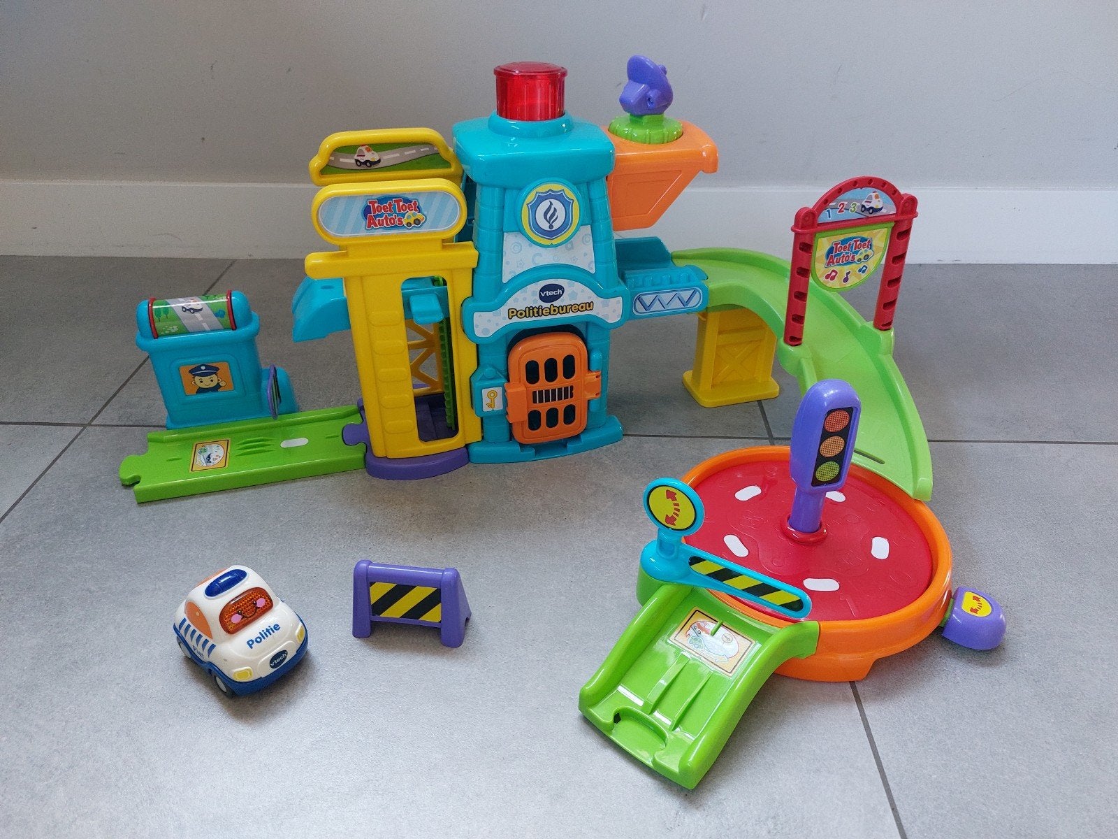 VTech Toet Toet Auto's Politiebureau met Politieauto, Ophalen of Verzenden, Zo goed als nieuw, 2 tot 4 jaar