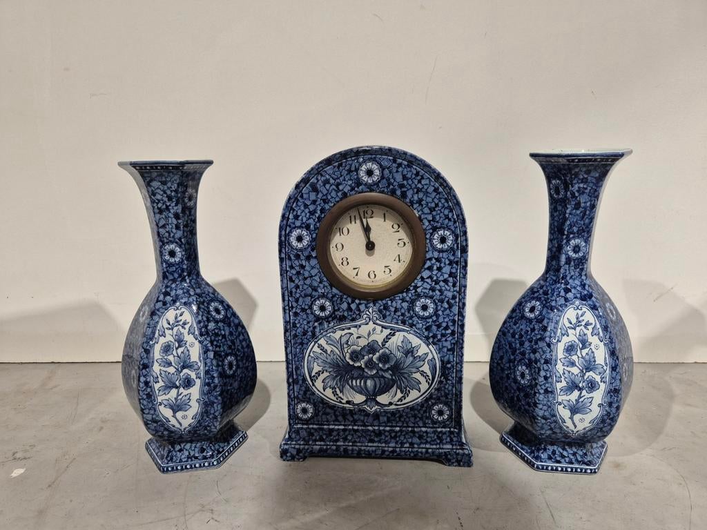 Fraaie delfts blauwe klok met 2 vazen. , Ophalen of Verzenden