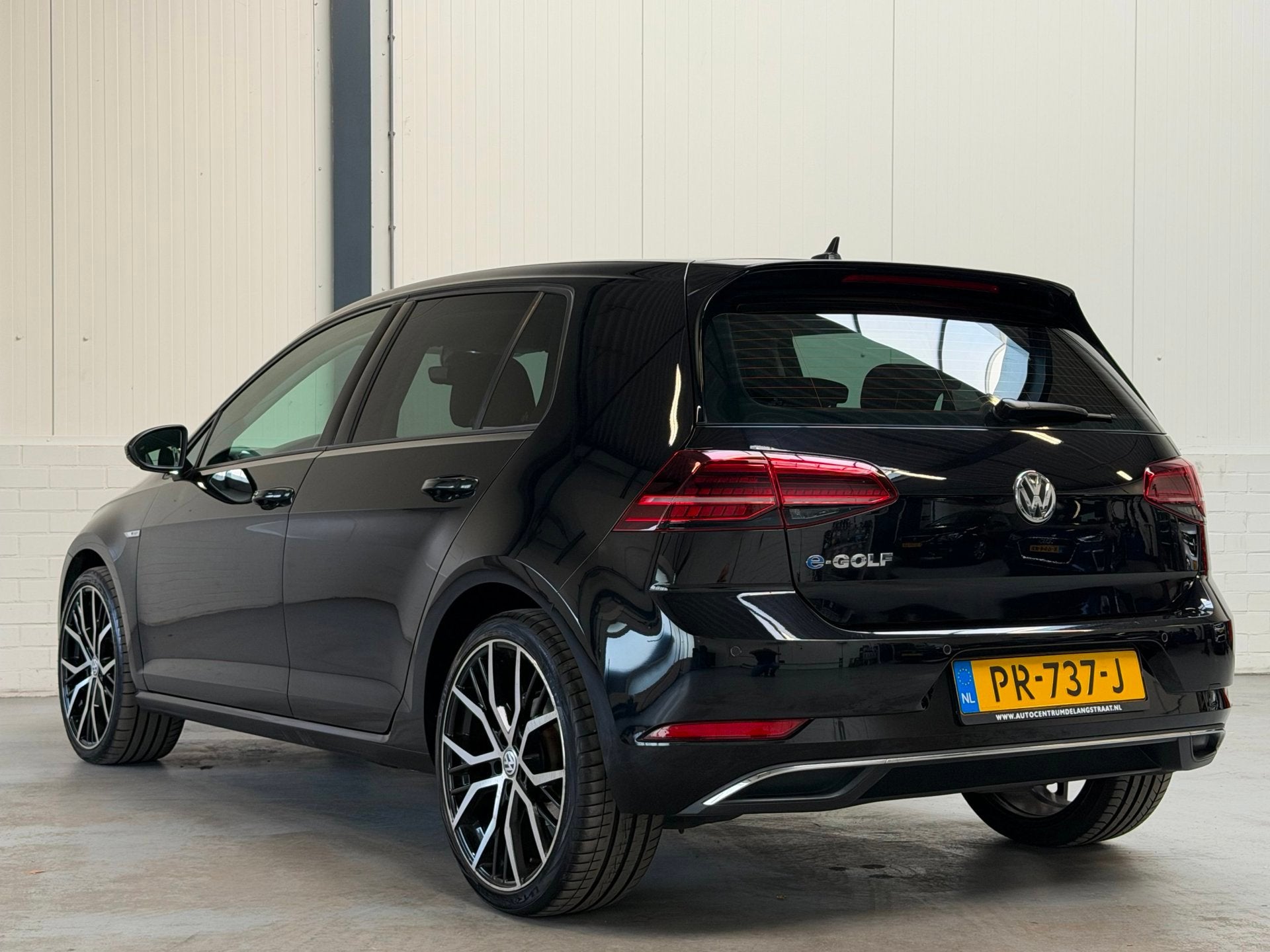 Volkswagen E-Golf E-Golf|SoH86%|36kWh|Leder|Virtual|Adaptief, Auto's, Dealer onderhouden, 136 pk, Gebruikt, Zwart