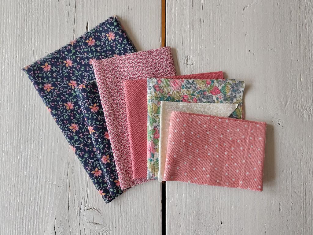 Mooie scraps quiltstof roze/blauw - bloem, Hobby en Vrije tijd, Stoffen en Lappen, Nieuw, Ophalen of Verzenden, 30 tot 120 cm