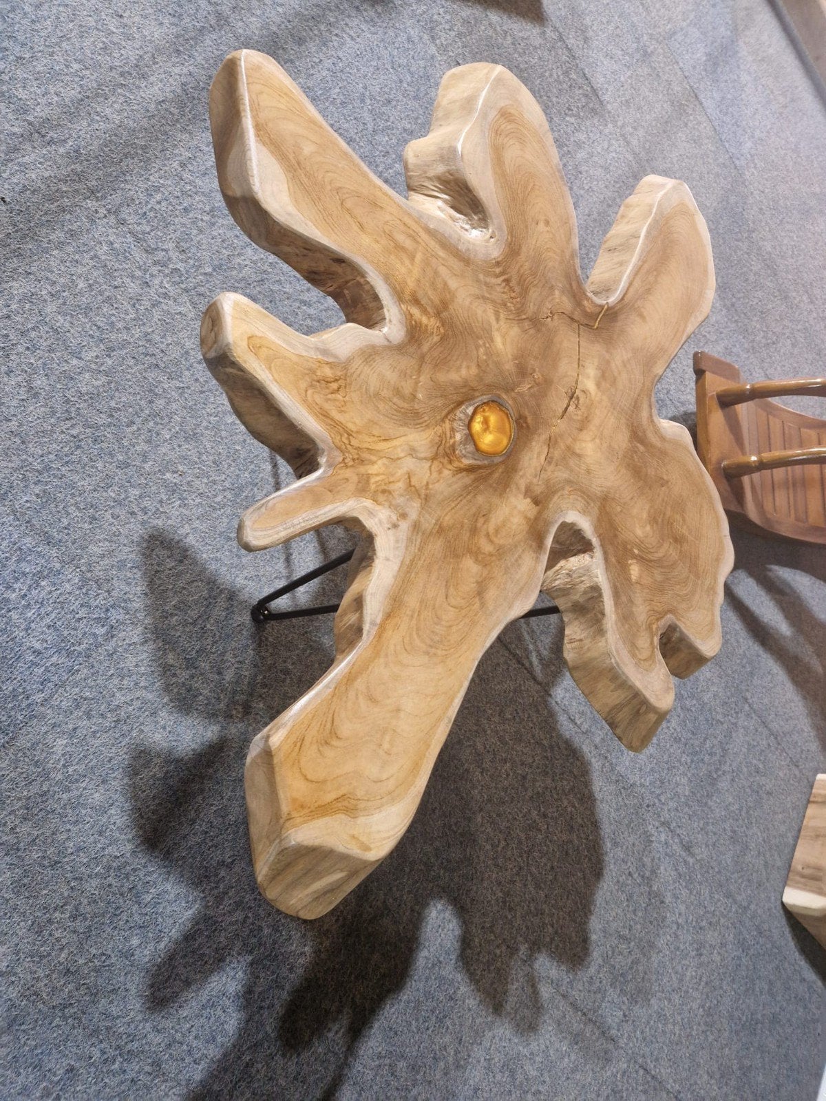 teak wortelhout salontafel met epoxy goud. op hairpin poten