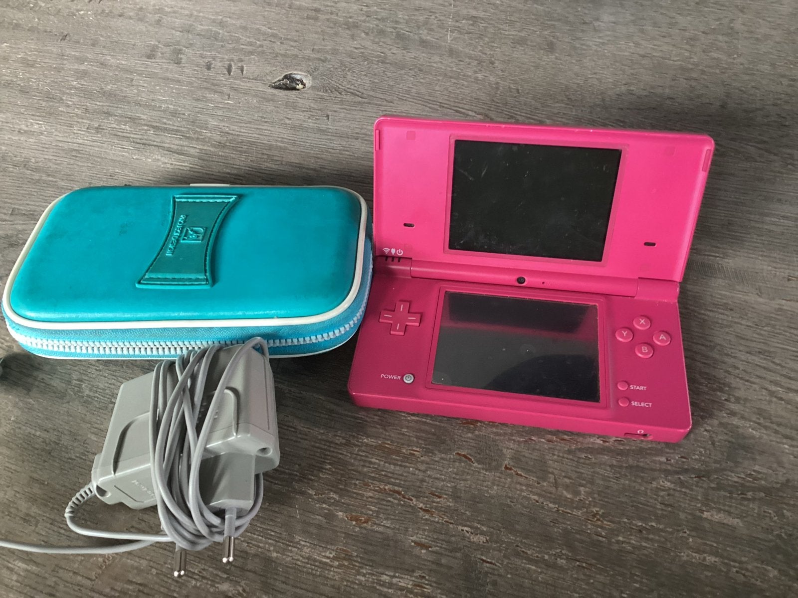 Roze Nintendo DSI en hoesje en oplader inclussief spellen, Spelcomputers en Games, Spelcomputers | Nintendo DS, Ophalen of Verzenden
