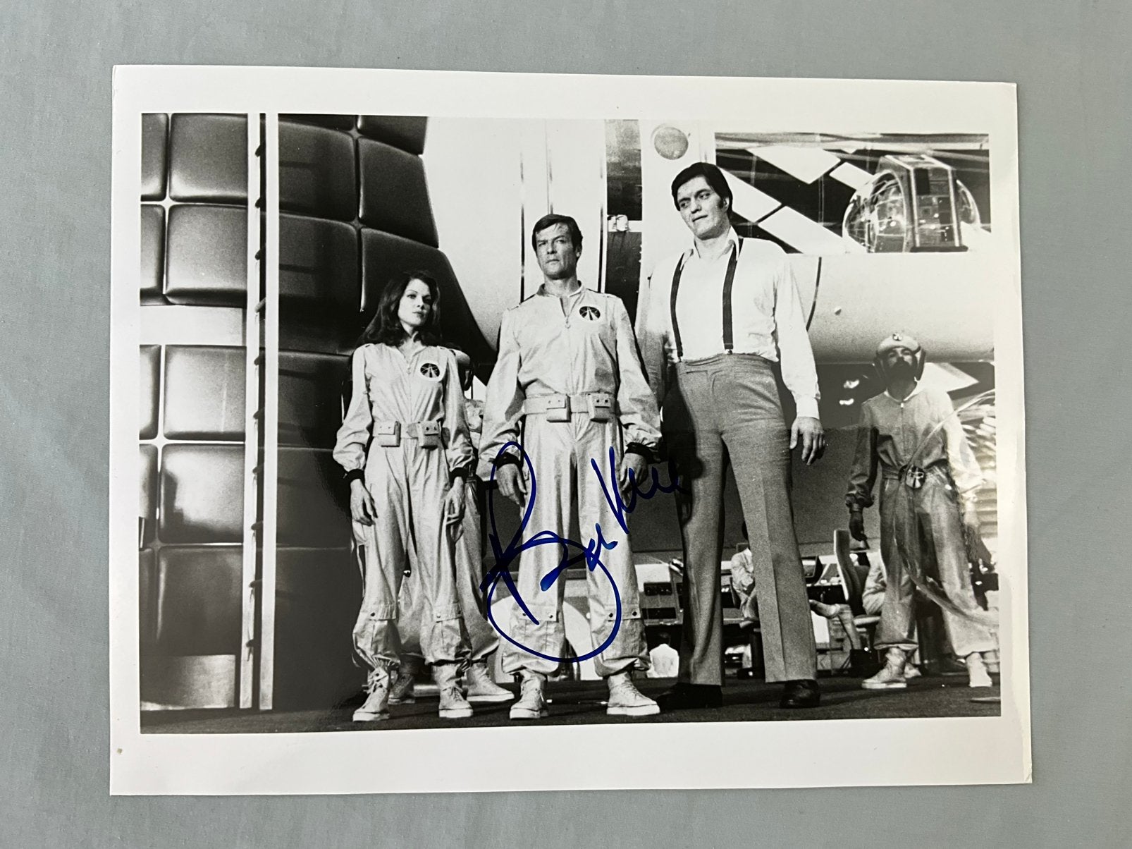 Roger Moore - gesigneerde foto met COA, Ophalen of Verzenden, Zo goed als nieuw, Film, Foto of Kaart