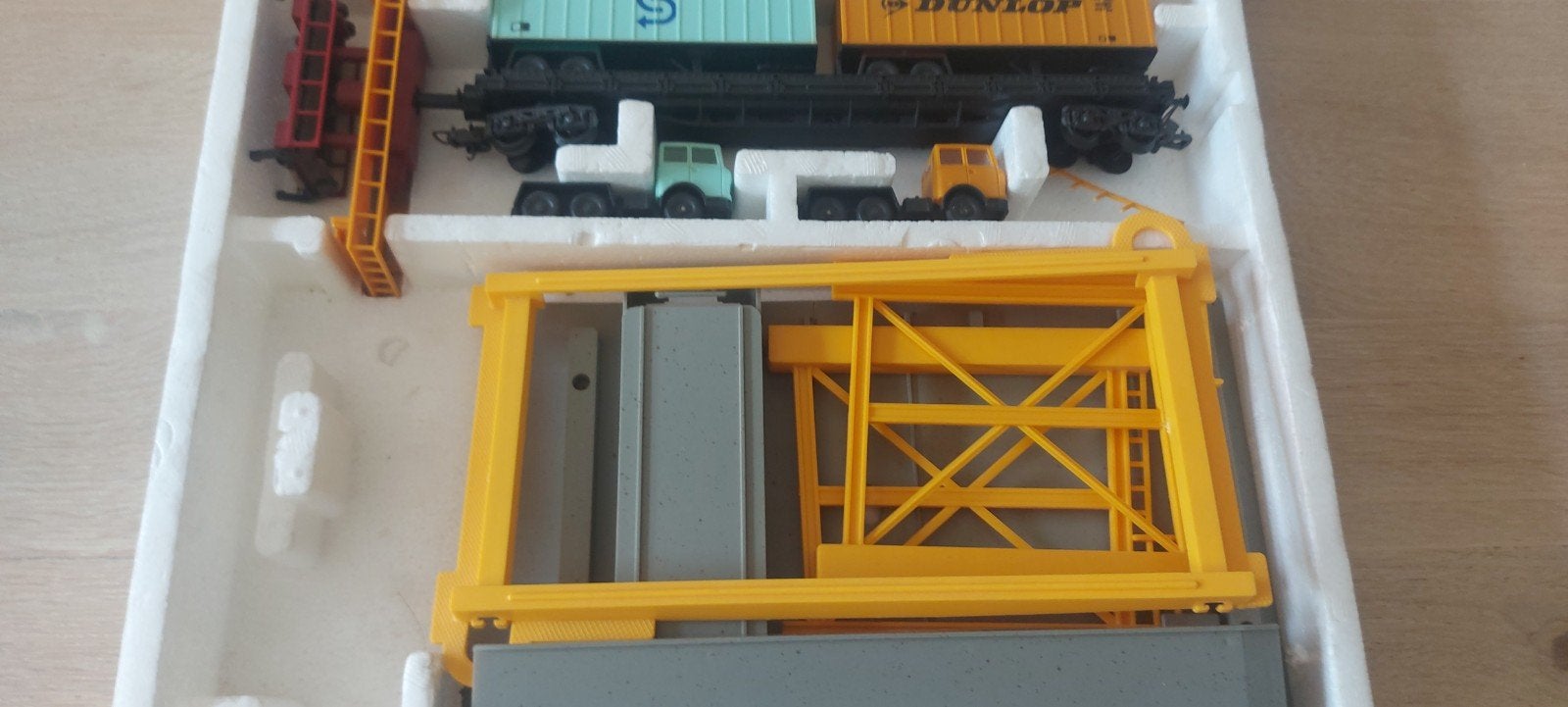 Hema containerterminal +2 vrachtwagens met oplegger in ovp, Hobby en Vrije tijd, Modeltreinen | H0, Ophalen of Verzenden, Gelijkstroom of Wisselstroom