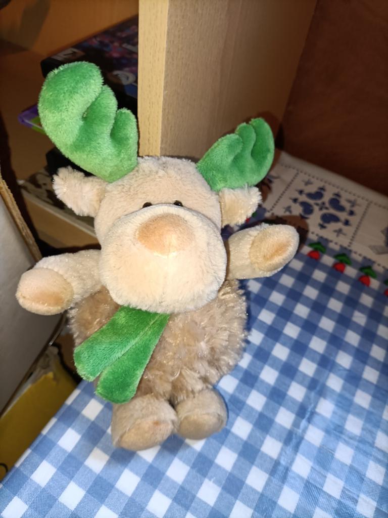 Eland knuffeltje met groen gewei en sjaal Benu 22 cm, Ophalen of Verzenden, Zo goed als nieuw, Overige typen