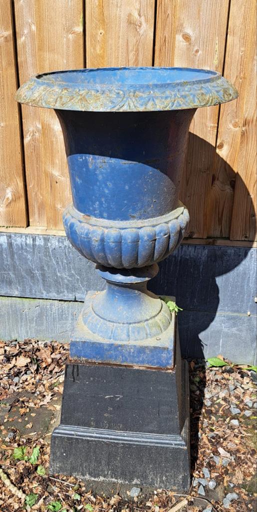 Gietijzeren tuinvaas op sokkel - 106 cm hoog, Ø 50 cm, Tuin en Terras, Tuinvazen, Ophalen, Gebruikt