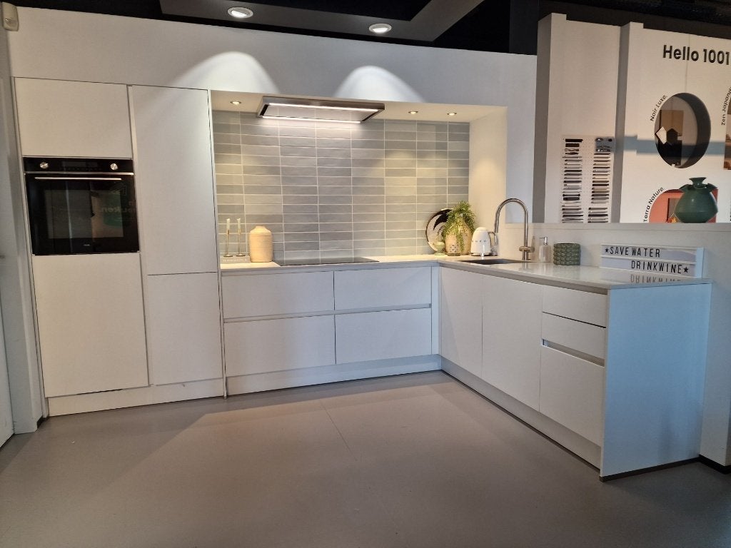 Showroom keuken - Wit greeploos met Etna apparatuur!, Ophalen, Zo goed als nieuw