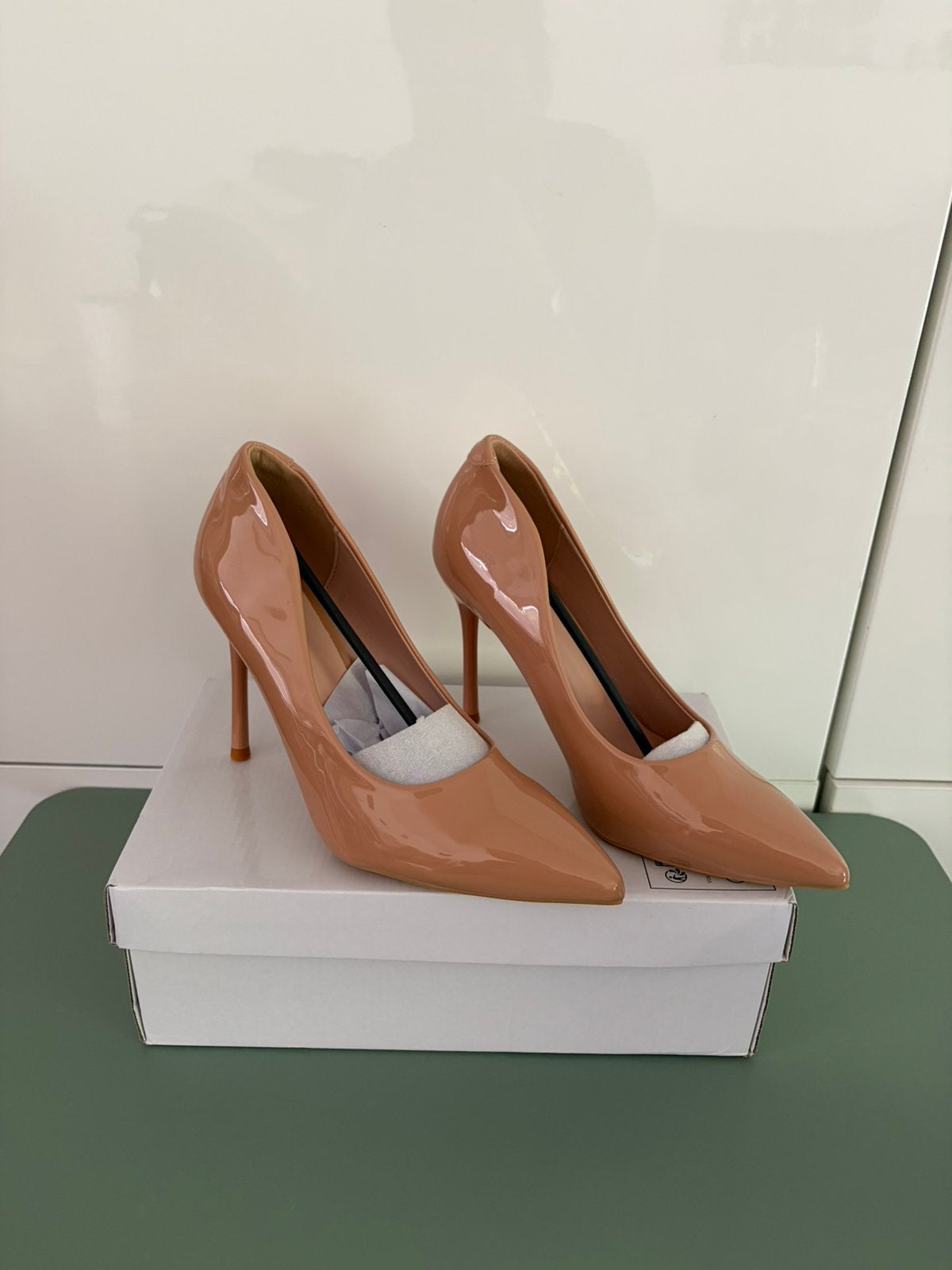 Nude kleurige hakken NIEUW, Beige, Nieuw, Ophalen of Verzenden, Schoenen met hoge hakken