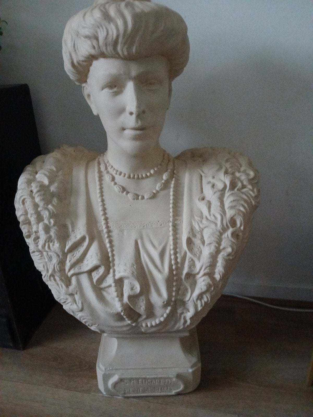 Antieke buste van Koningin Elisabeth van België, Gips, Buste, Gemerkt, Wit