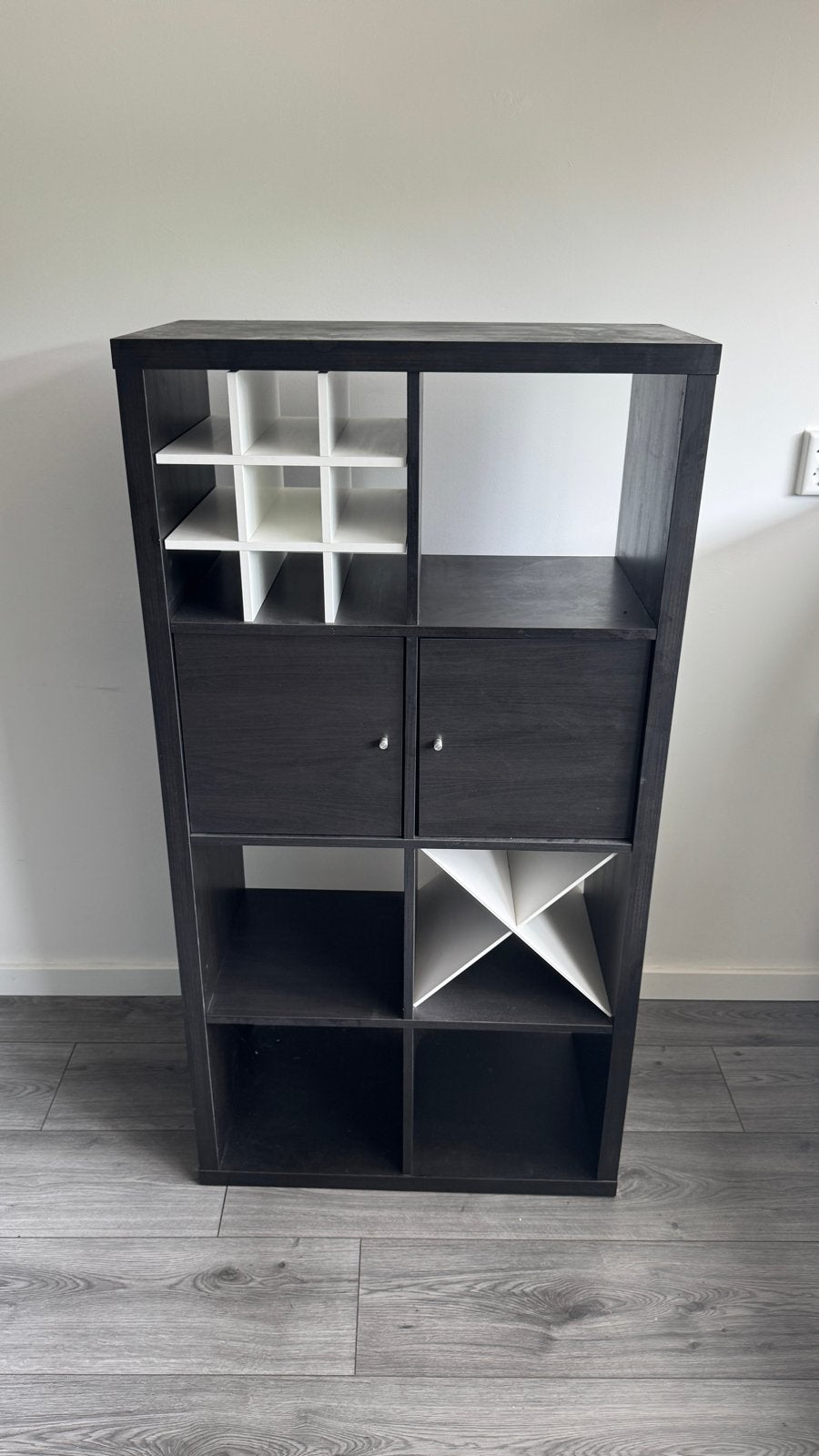 Donkerbruin IKEA Kallax/Expedit wijnrek met deuren, Huis en Inrichting, Kasten | Overige, Ophalen, Gebruikt