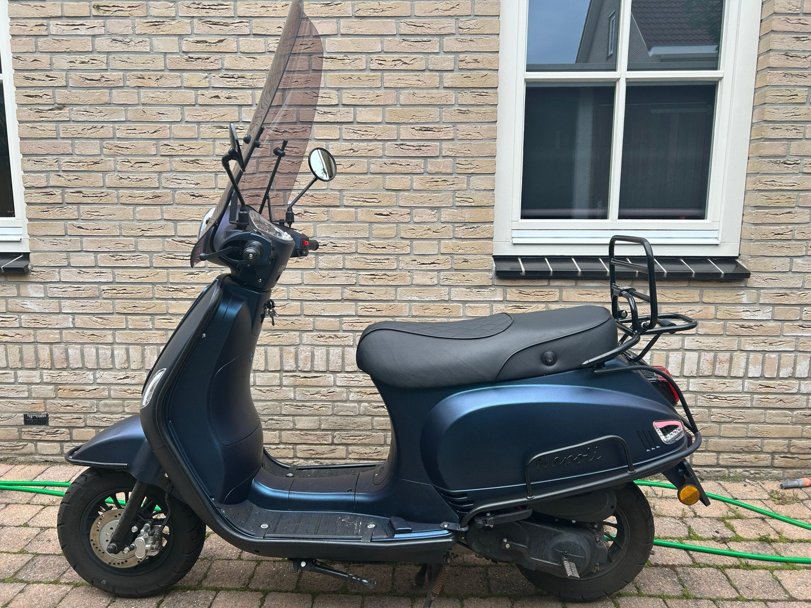 Mooie Napoli scooter met helmen en slot, recent onderhoud, Fietsen en Brommers, Zo goed als nieuw, Benzine, Ophalen, Overige merken