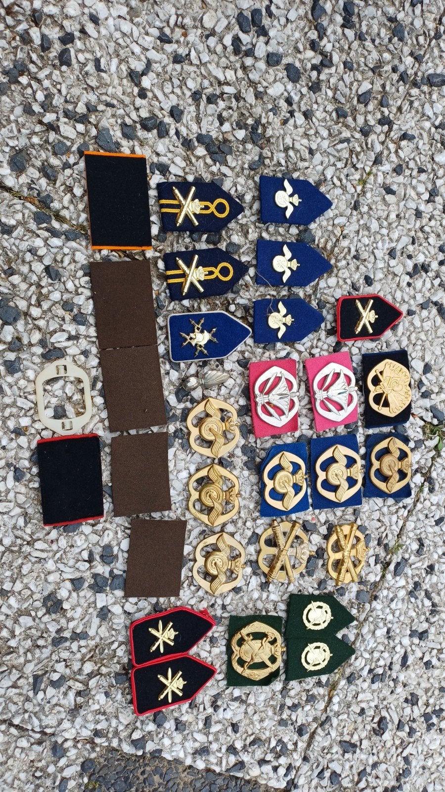 Partij baret emblemen en kraagspiegels, Verzamelen, Militaria | Algemeen, Ophalen, Landmacht, Nederland, Embleem of Badge