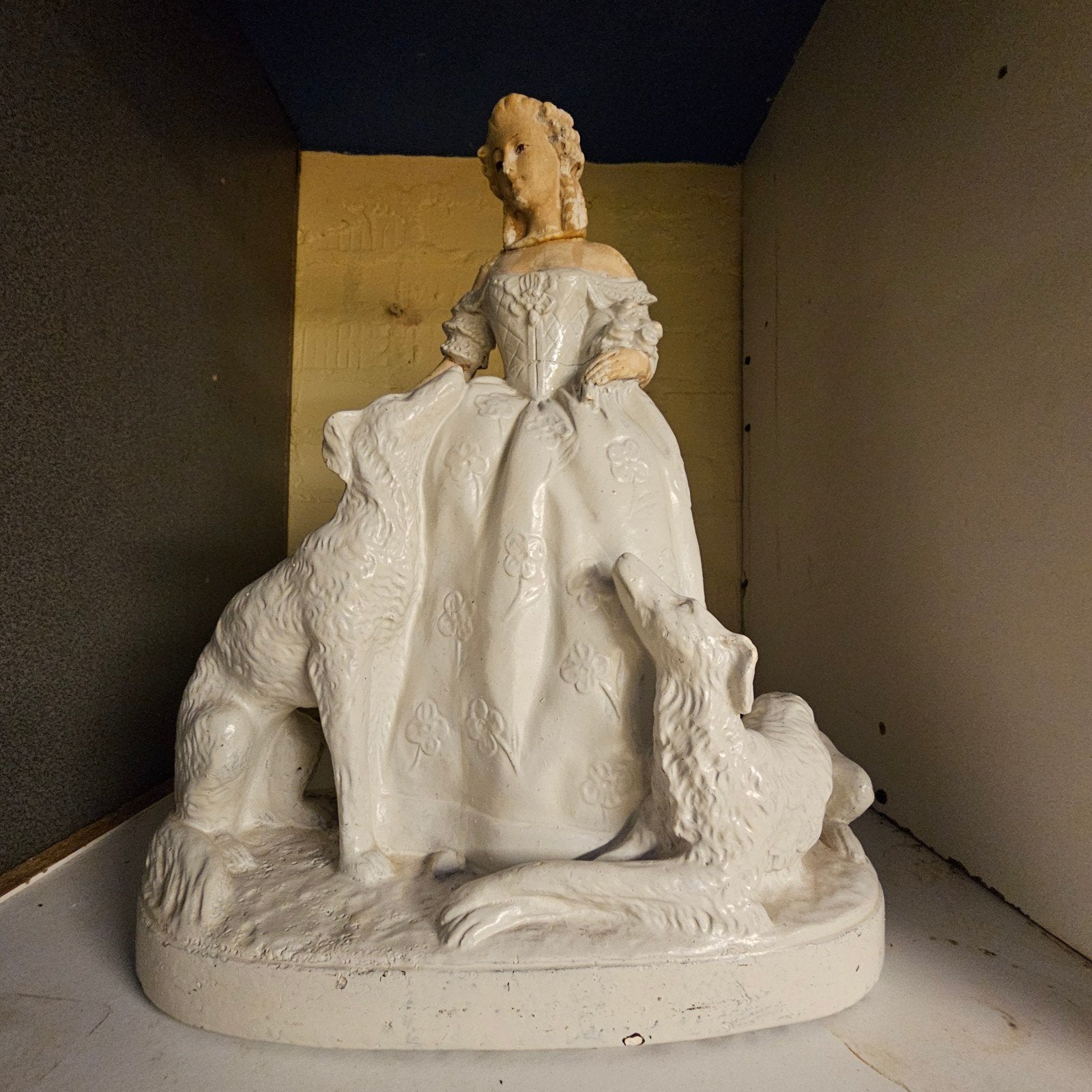 Antiek beeld van vrouw met honden - Gips, Antiek en Kunst, Gips, Ophalen of Verzenden, Wit, Beeld