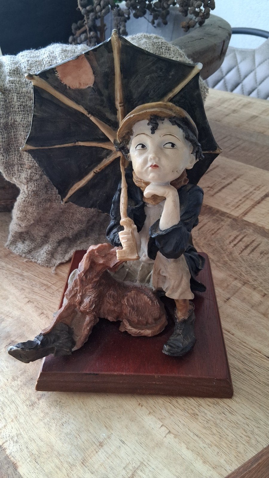 Giuseppe Armani Capodimonte beeldje jongen met paraplu, Ophalen of Verzenden, Zo goed als nieuw, Mens