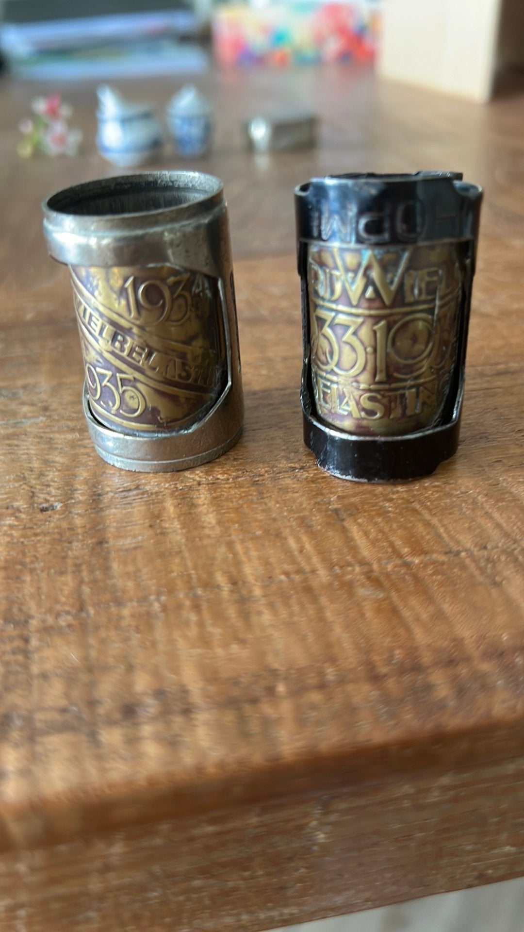 2 Originele Rijwielbelastingplaatjes in luxe stuurhouders, Ophalen of Verzenden