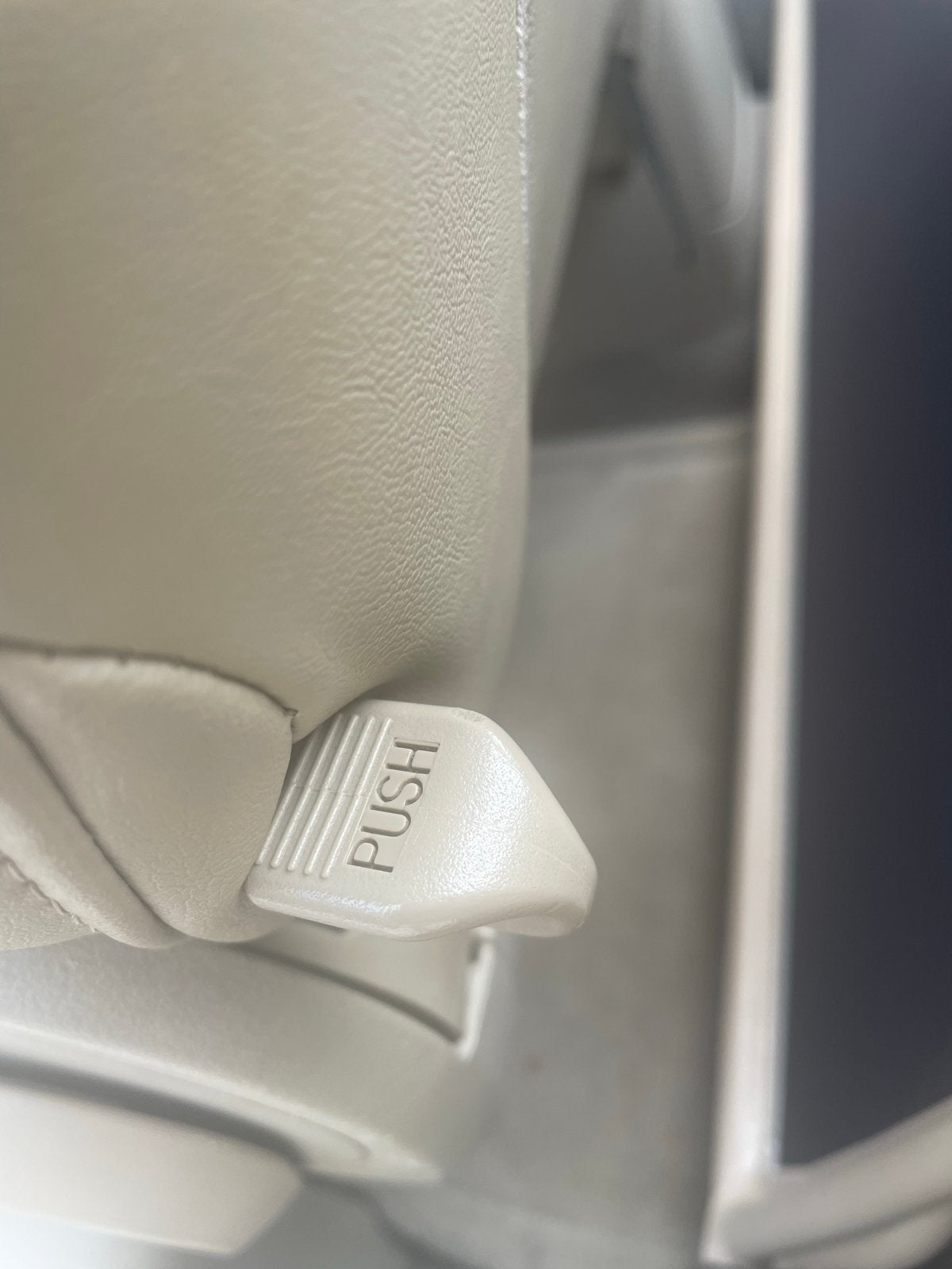 Gezocht: Knop stoelbediening achterinstap PT Cruiser cabrio, Ophalen of Verzenden, Gebruikt, Chrysler