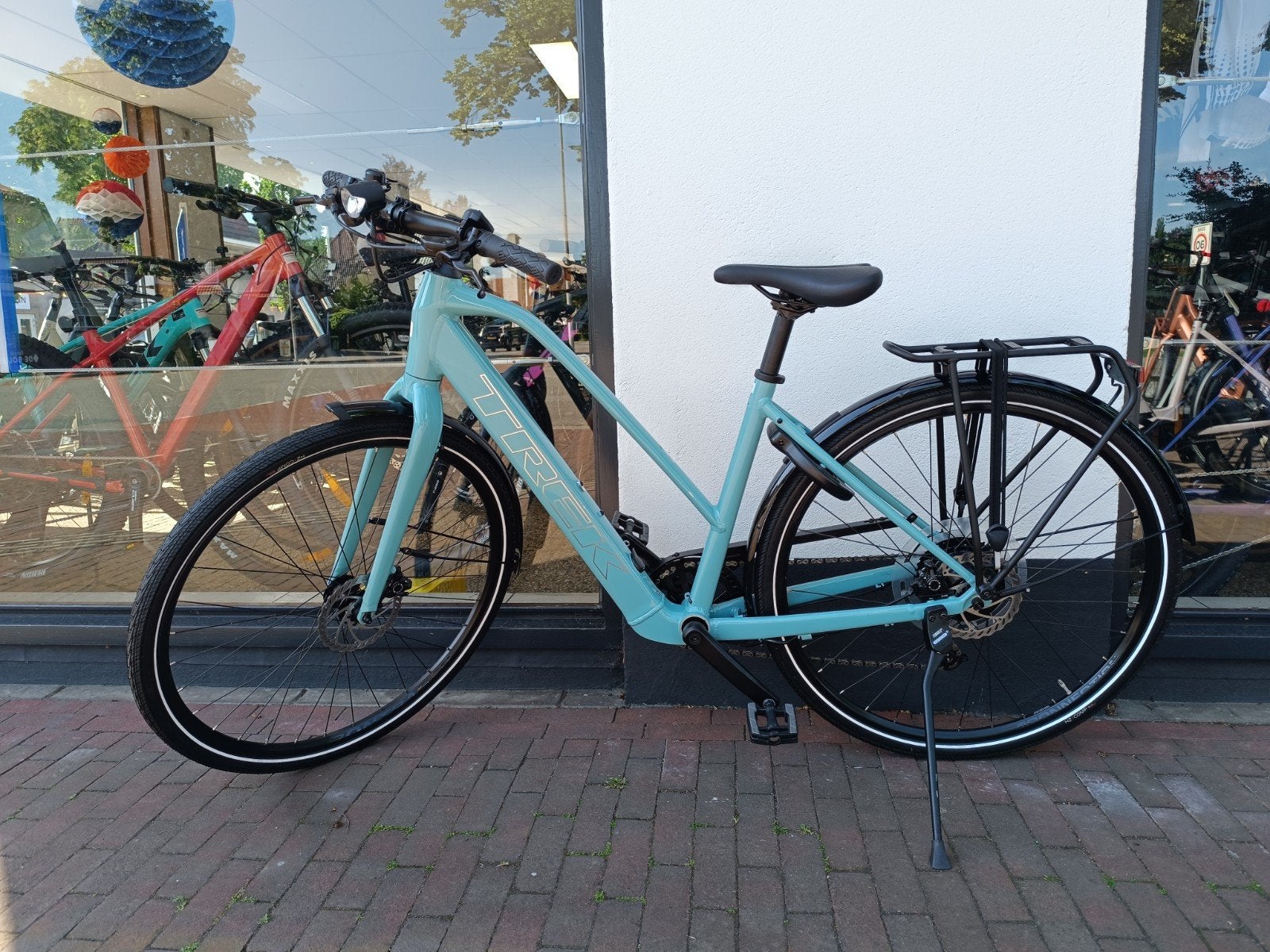 Te koop nieuwe Trek FX2+ maat M, Fietsen en Brommers, Nieuw, 51 tot 55 cm, 30 tot 50 km per accu, Ophalen