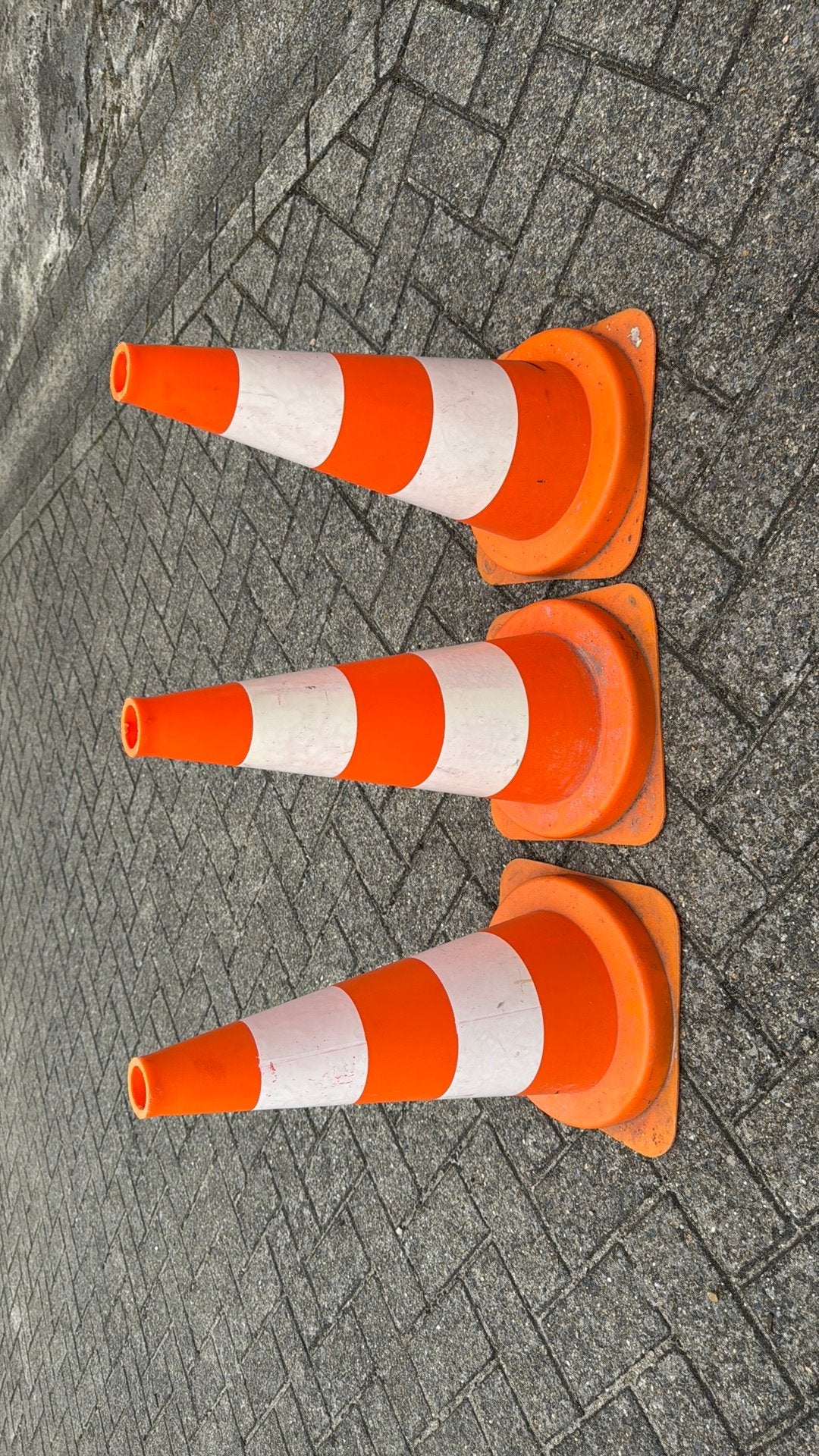 3 grote pilonnen, Ophalen of Verzenden