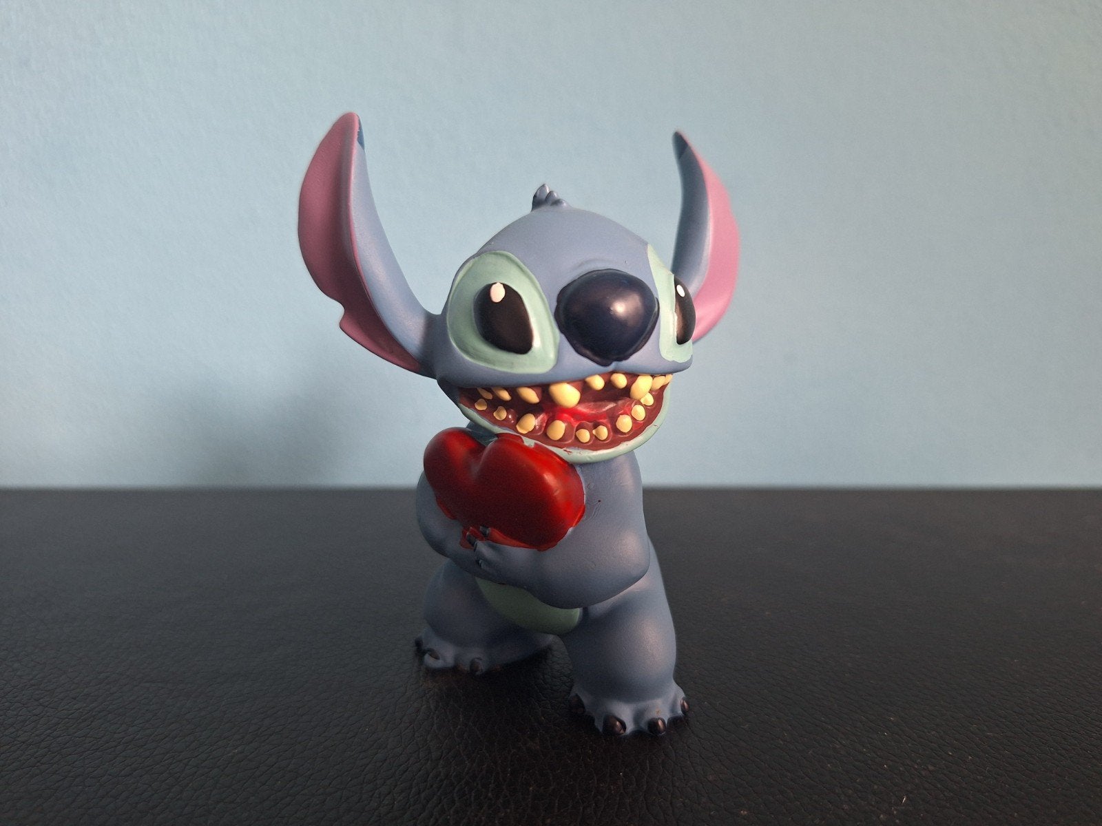 showcase Stitch met hartje nette staat, Ophalen of Verzenden, Overige figuren, Zo goed als nieuw, Beeldje of Figuurtje