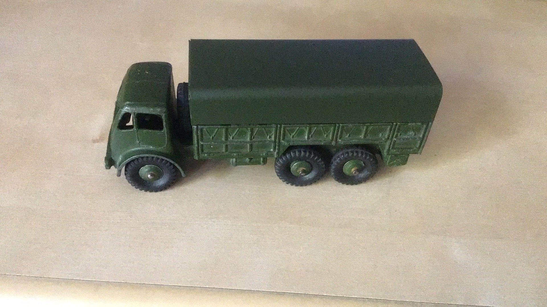 DINKY TOYS 10 TON ARMY TRUCK PRACHTIG VOOR UW VITRINE ?, Hobby en Vrije tijd, Ophalen of Verzenden, Zo goed als nieuw, Bus of Vrachtwagen