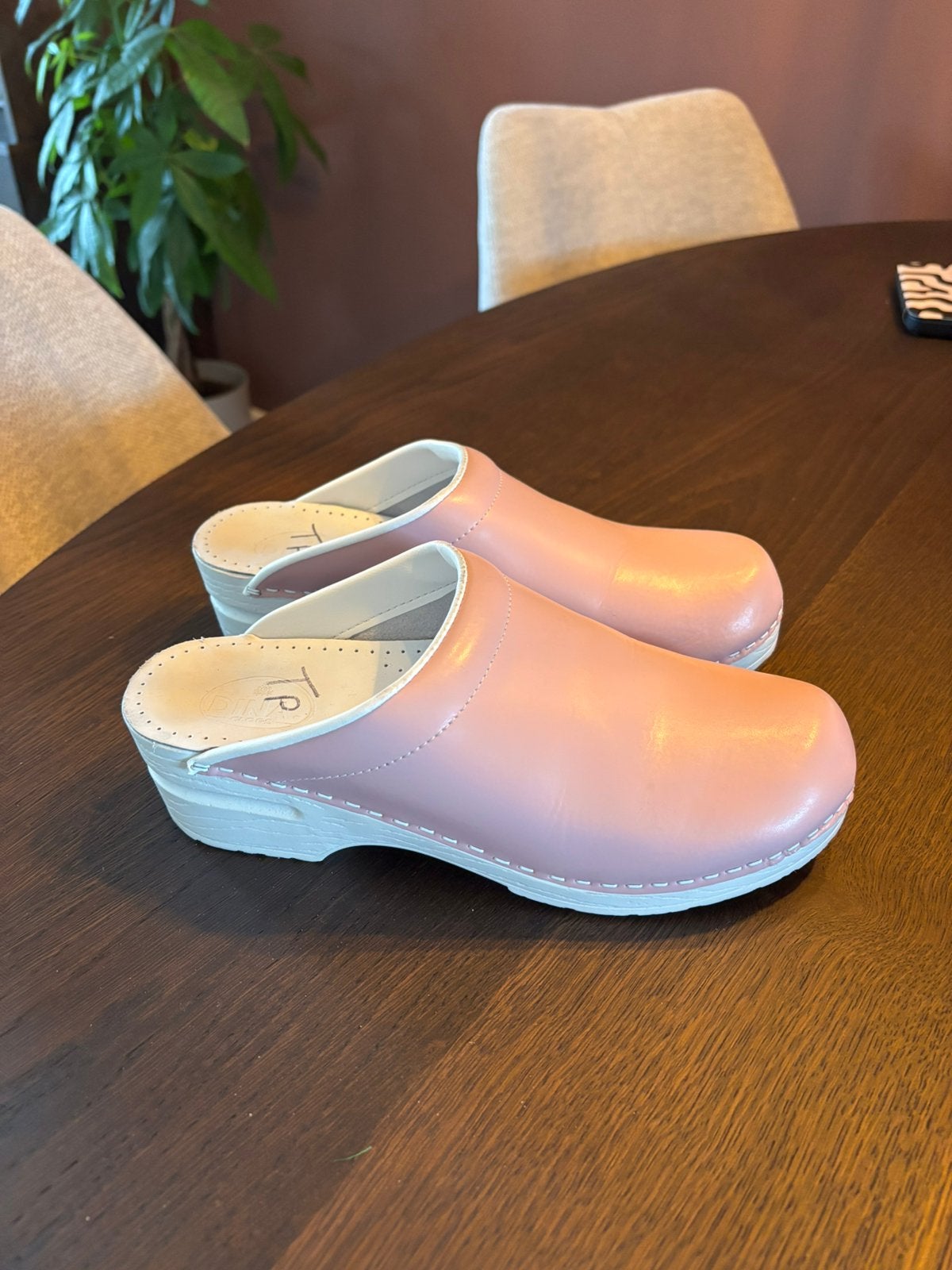 Roze zorgklompen (zo goed als nieuw), Ophalen, Zo goed als nieuw, Roze, Sneakers of Gympen
