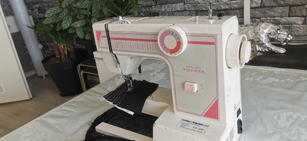 Naaimachine Toyota 2010S werkt goed, Ophalen of Verzenden, Zo goed als nieuw, Naaimachine, Overige merken