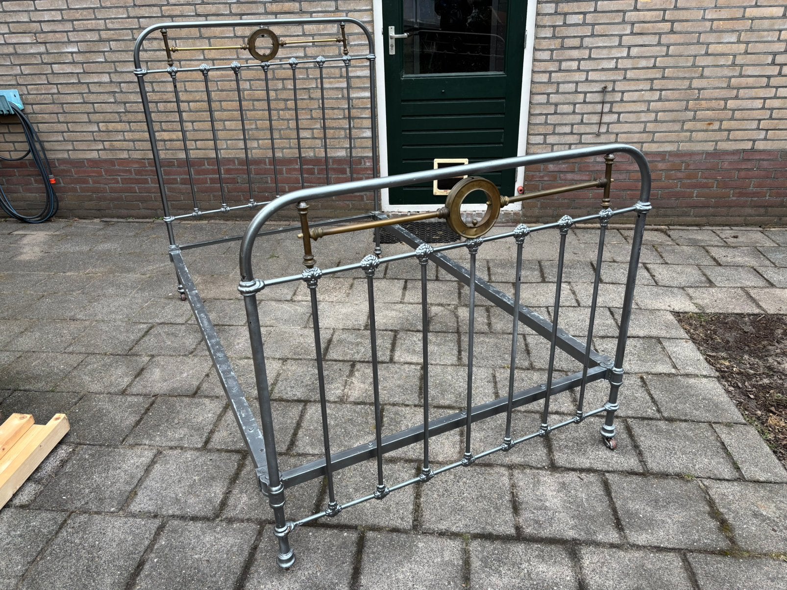 Antiek Frans spijlenbed met messing ornamenten, Ophalen