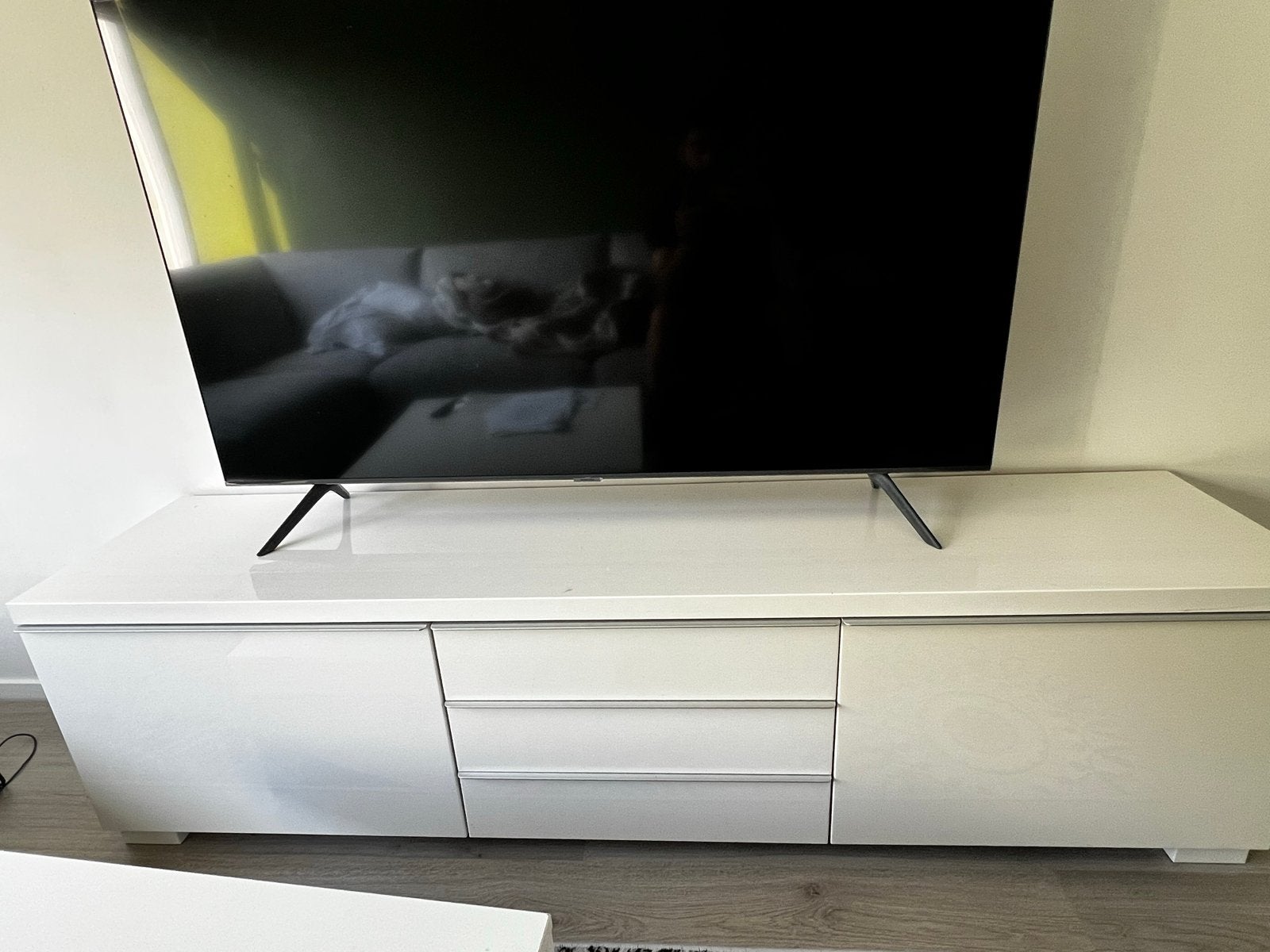 Moderne witte tv-meubel met lades en deuren, Huis en Inrichting, Kasten | Televisiemeubels, Ophalen, Overige materialen, Zo goed als nieuw