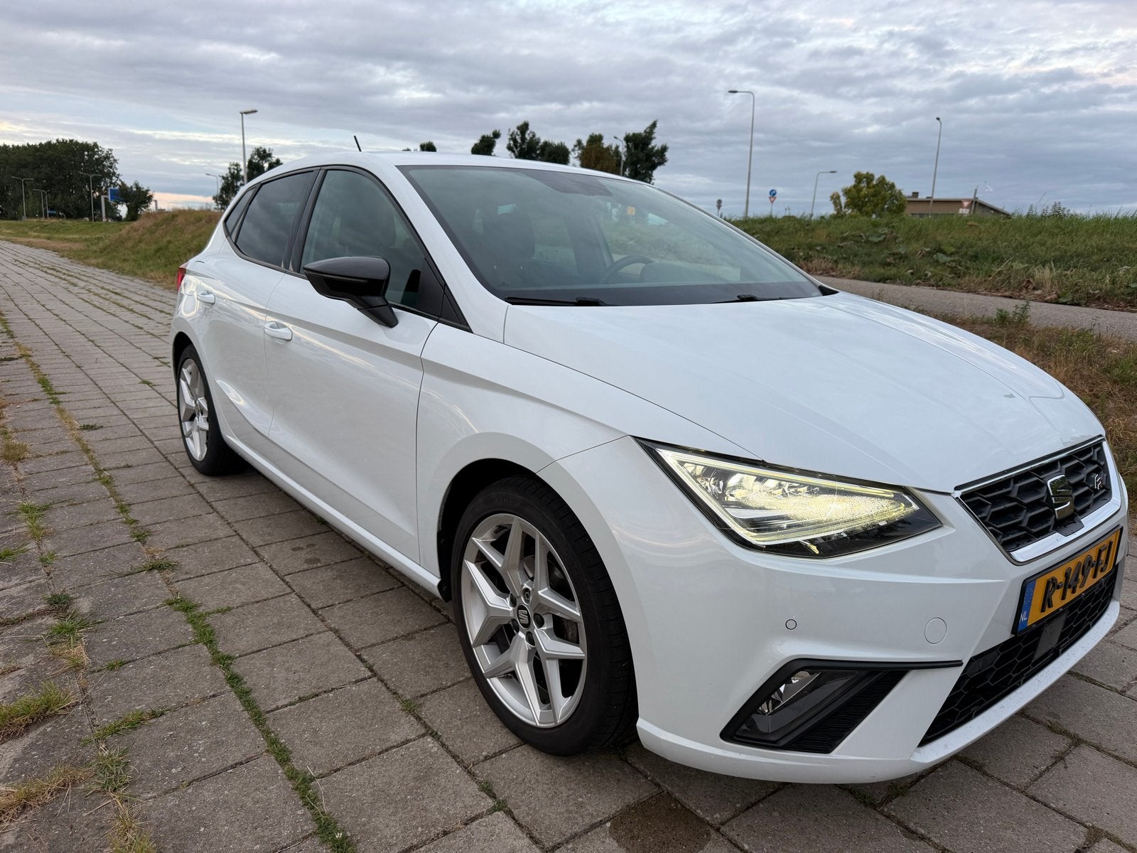 Seat Ibiza FR  1.0 Ecotsi 95pk 2020 Wit, Voorwielaandrijving, Stof, 40 €/maand, 95 pk