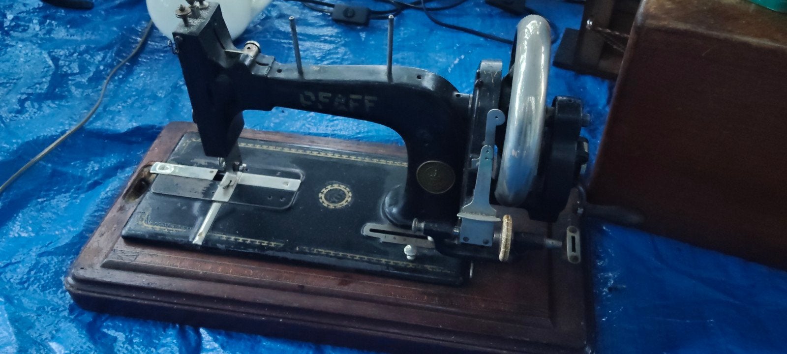 Pfaff hand naaimachine met deksel en spoeltjes, Ophalen
