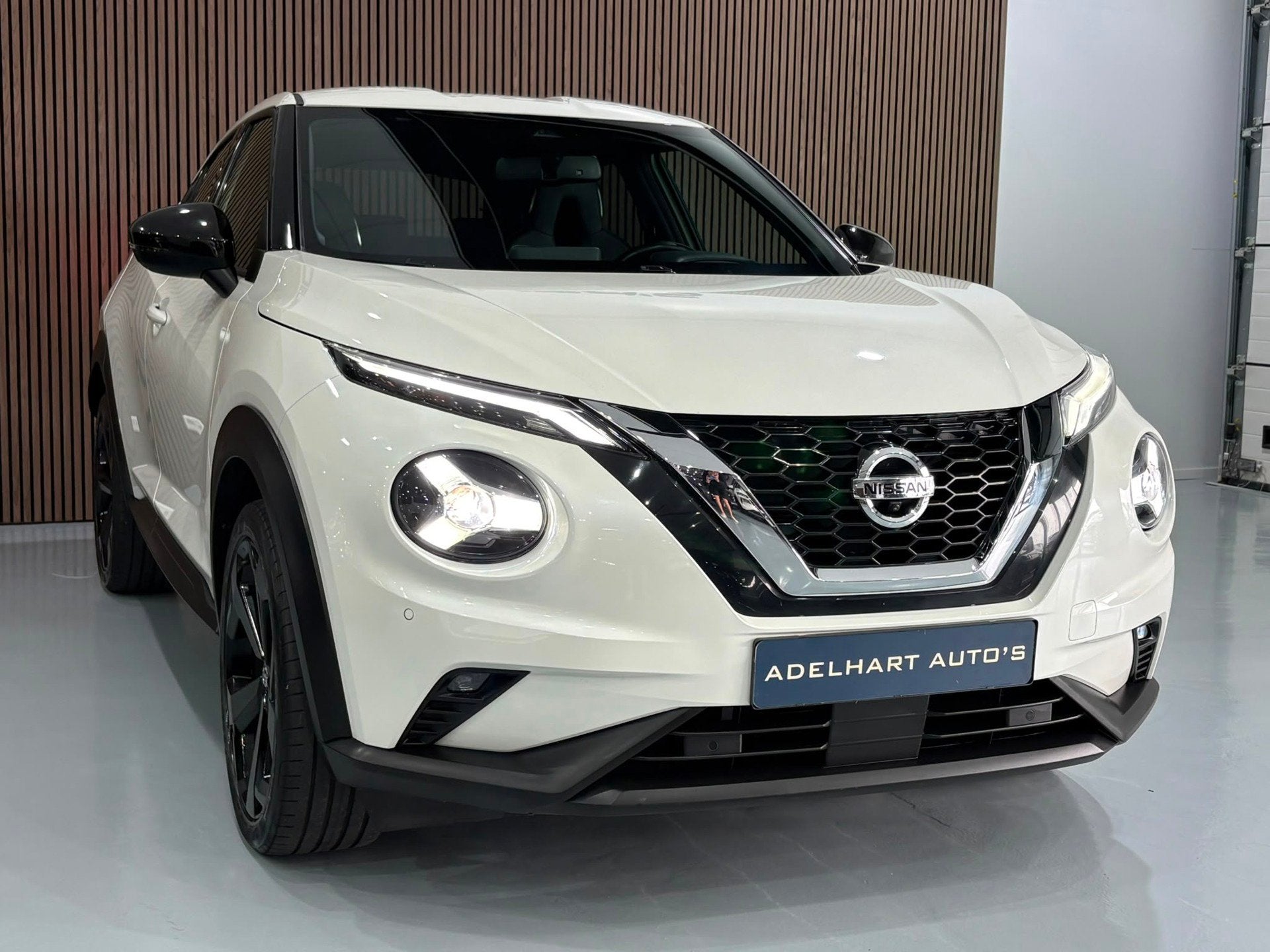 Nissan Juke 1.0 DIG-N Connecta Automaat / Navigatie full map, Auto's, Nissan, Dealer onderhouden, Wit, Bedrijf, 3 cilinders