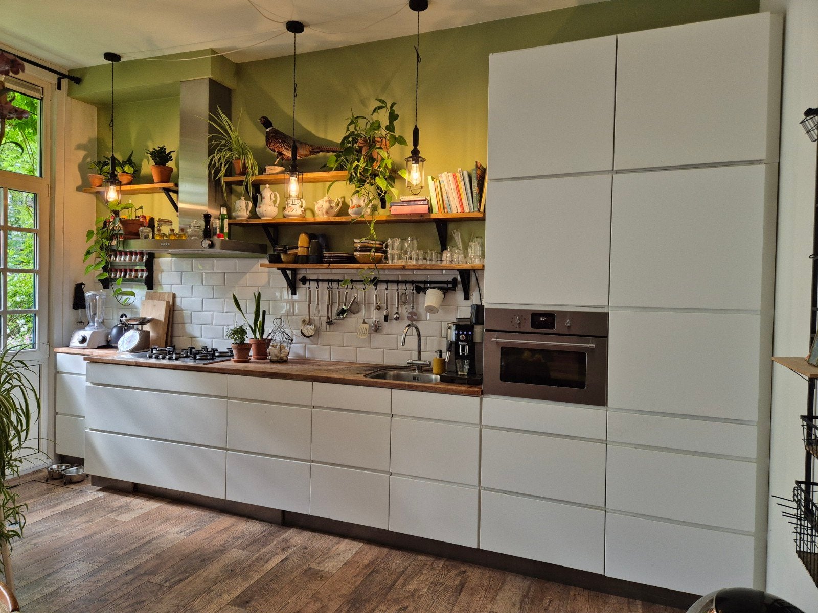 Moderne witte keuken met houten werkblad en inbouwapparatuur, Gebruikt, Wit, Enkelwandige keuken, Ophalen of Verzenden