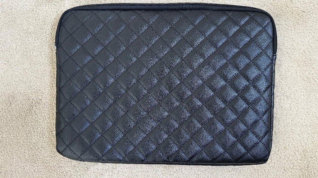 Laptophoes 13" MacBook Air – zwart lederlook – nieuwstaat, Computers en Software, Ophalen of Verzenden, 13 inch, Zo goed als nieuw