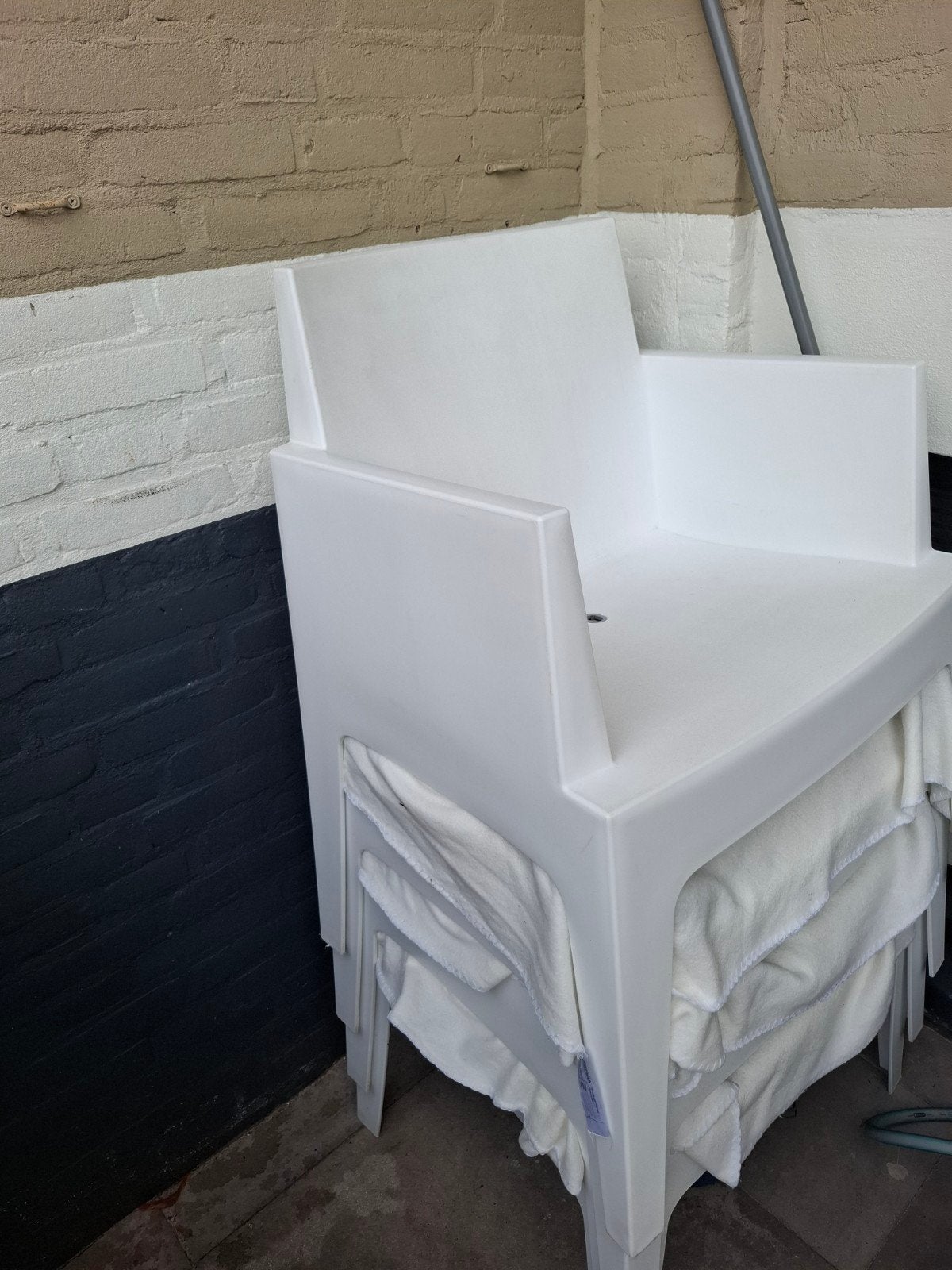 4 mooie witte stapelbare tuinstoelen