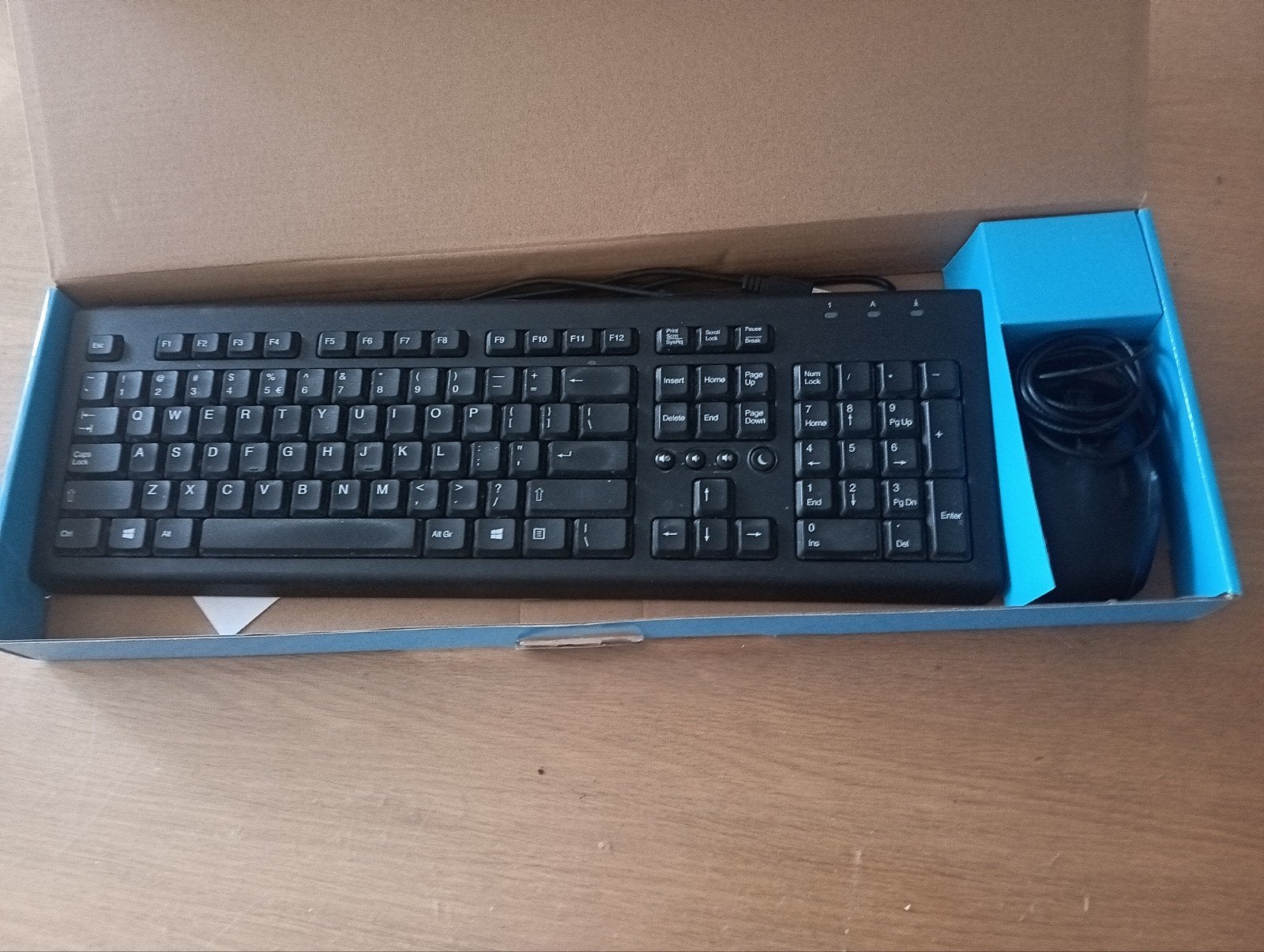 Aangeboden, gratis ophalen, Dell desktop compleet, Ophalen