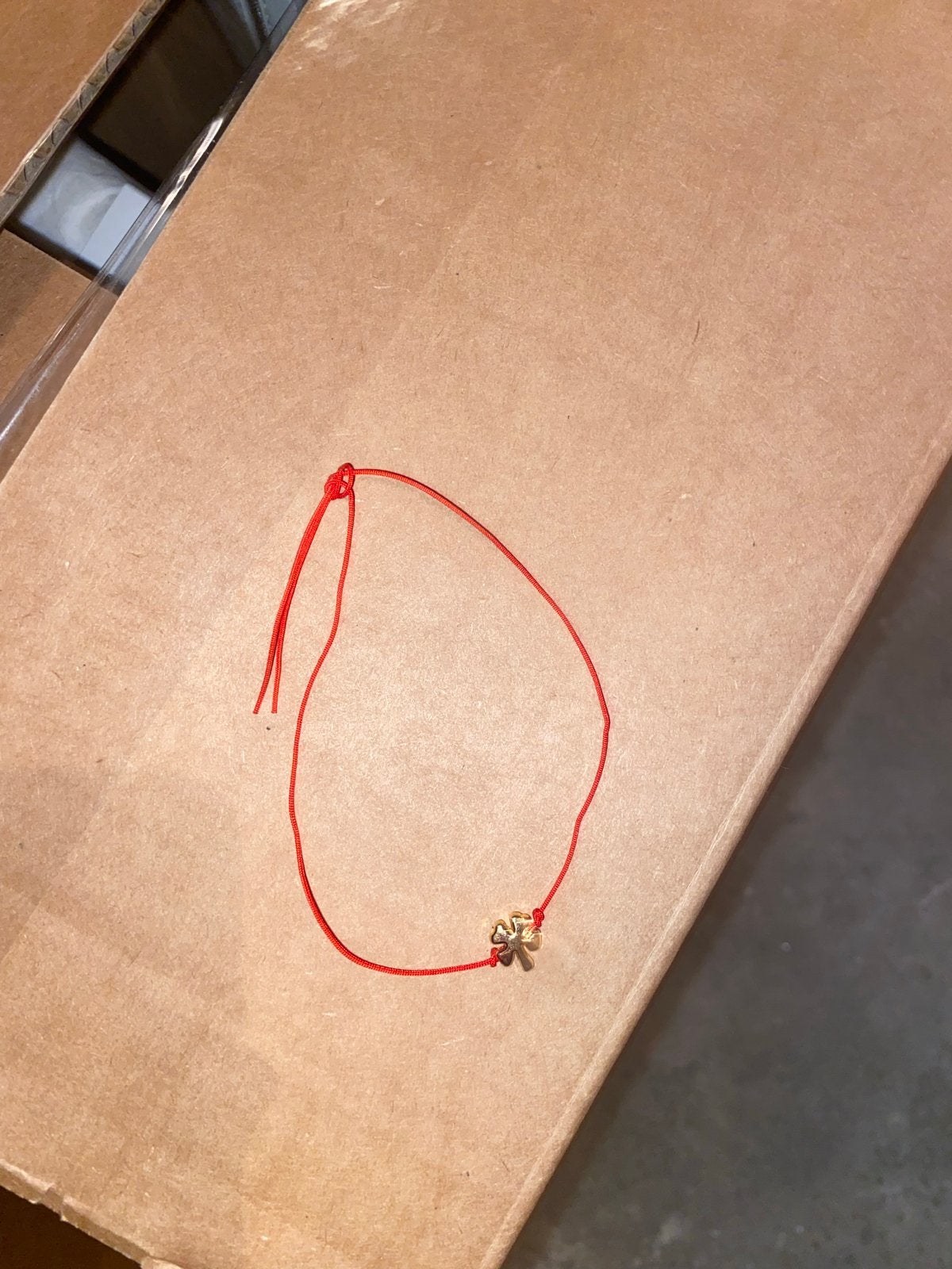 Nieuw rood armbandje met gouden klavertje vier, Ophalen of Verzenden, Nieuw, Rood, Met bedels of kralen