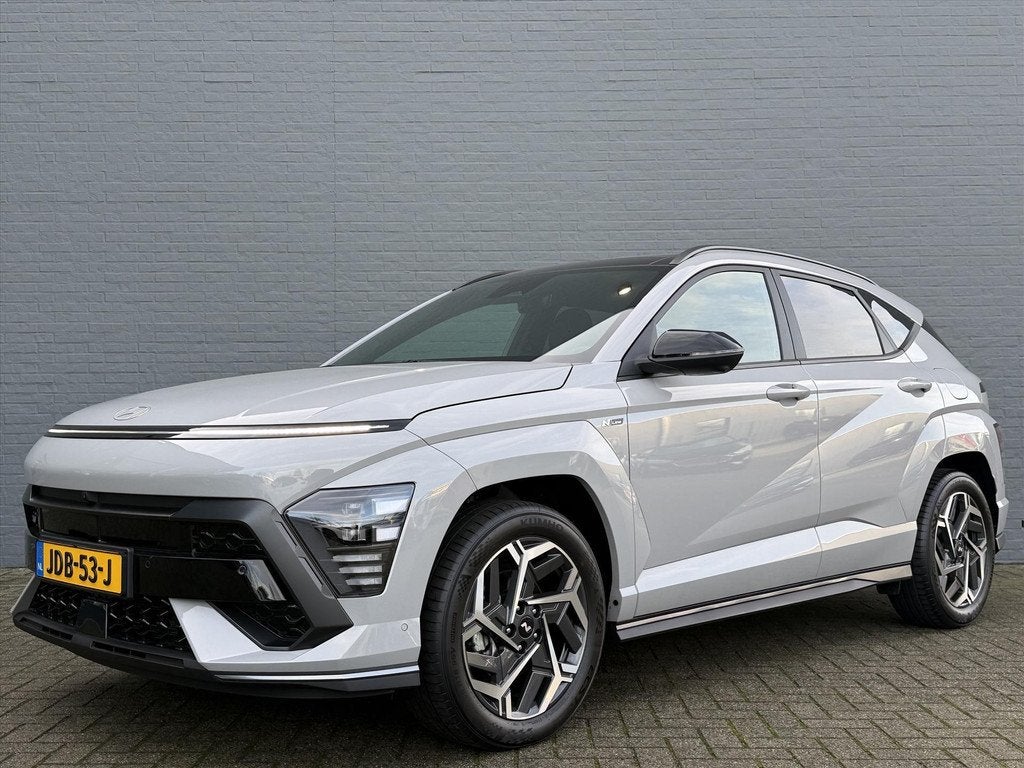 Hyundai Kona 1.6 GDI HEV 141pk DCT N Line Sky |Stoel & Stuur, Auto's, Hyundai, Stof, Gebruikt, 2 kWh, Bedrijf